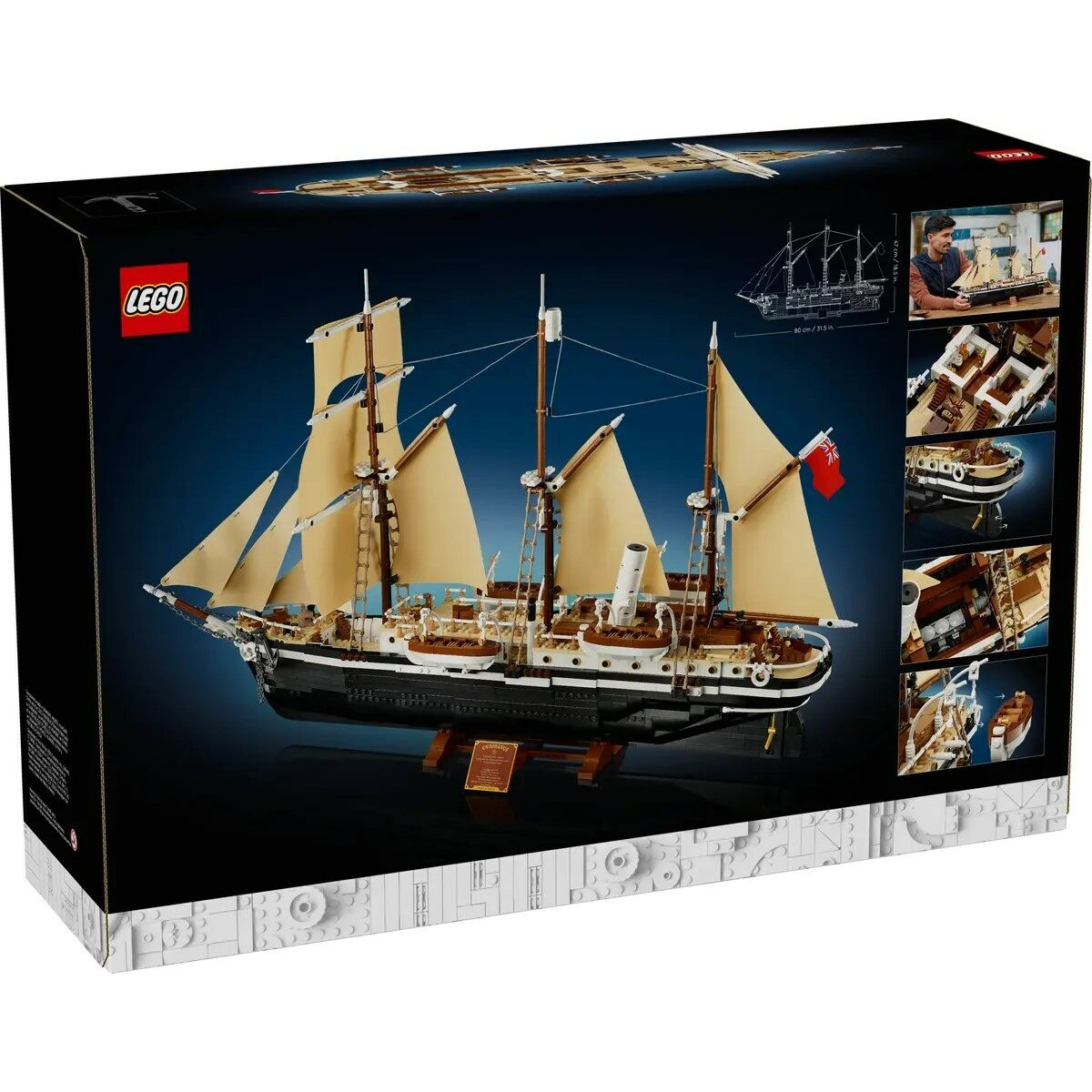 Lego-Modell eines Großseglers mit beigen Segeln, roter Flagge und detailliertem Deck.