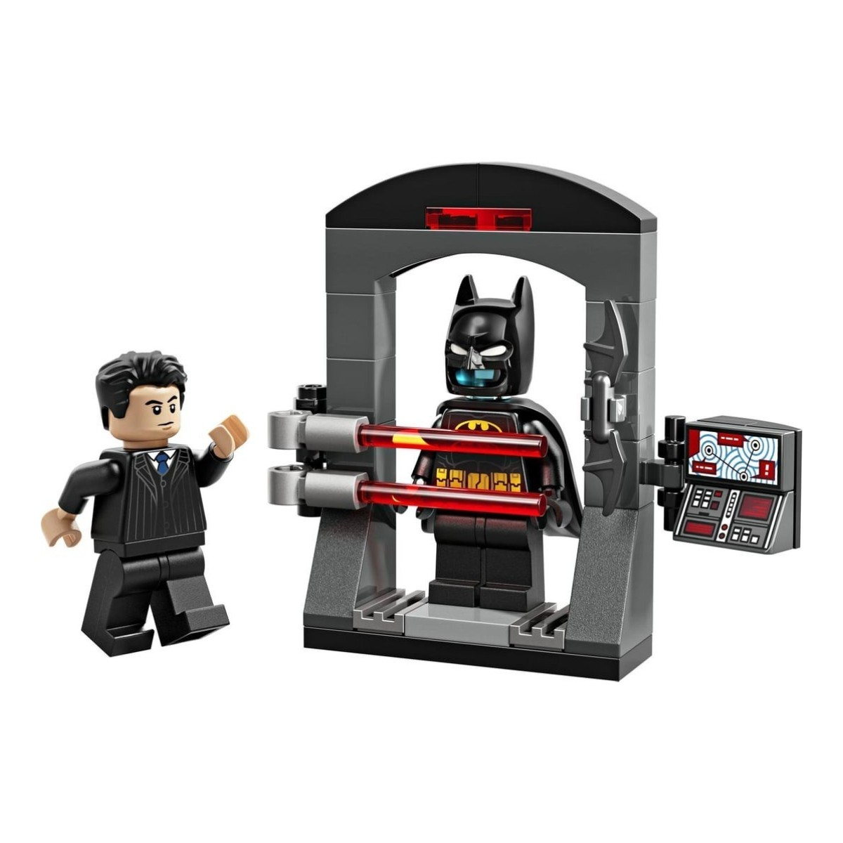 Kırmızı lazerli kafeste Batman, yanında takım elbiseli bir adam duruyor.