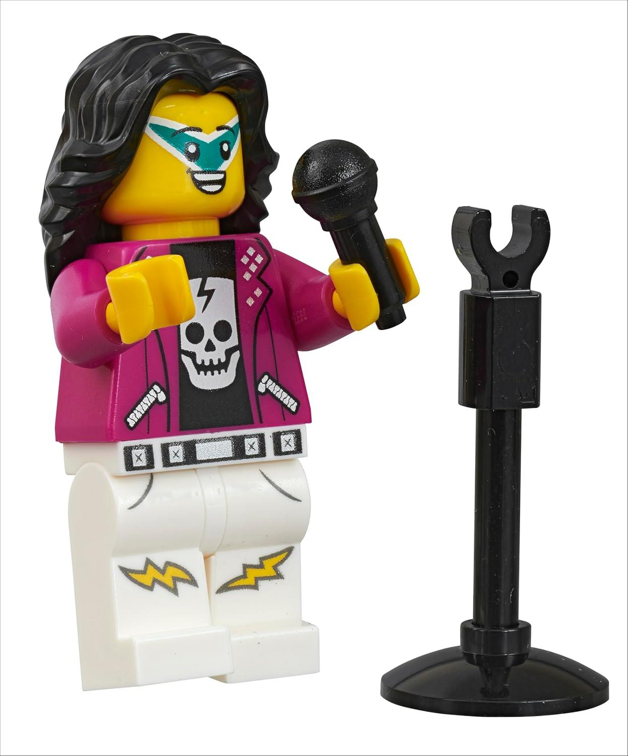 Müzik seti ve mikrofon tutan Lego figürü. Kurukafa tişörtlü rockçı tarzı.
