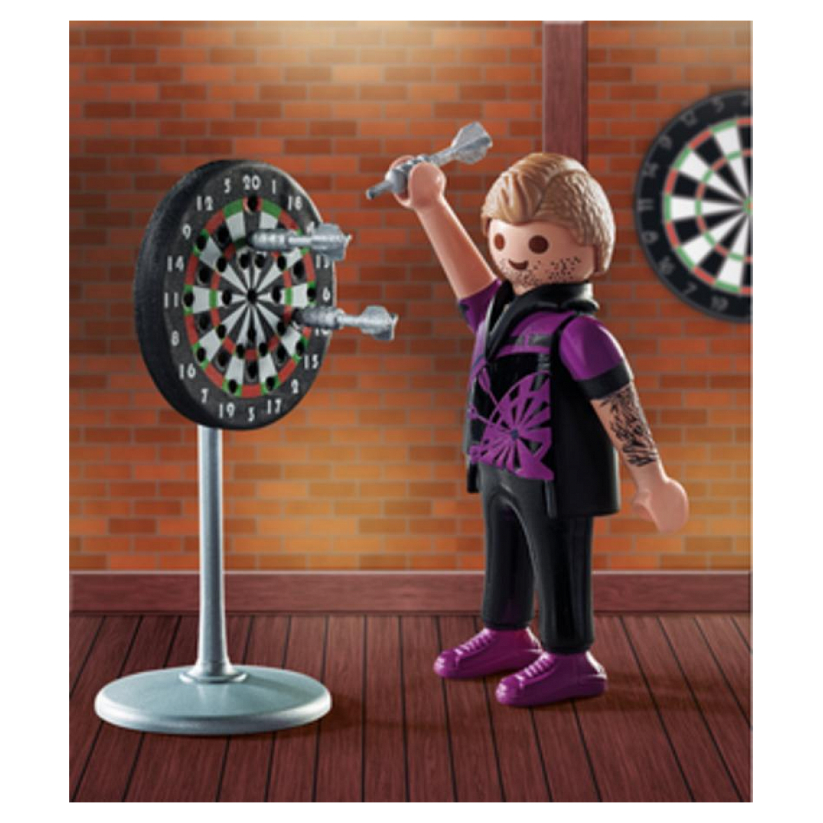 Mor ve siyah giysili bir adam dart tahtasına dart atıyor.