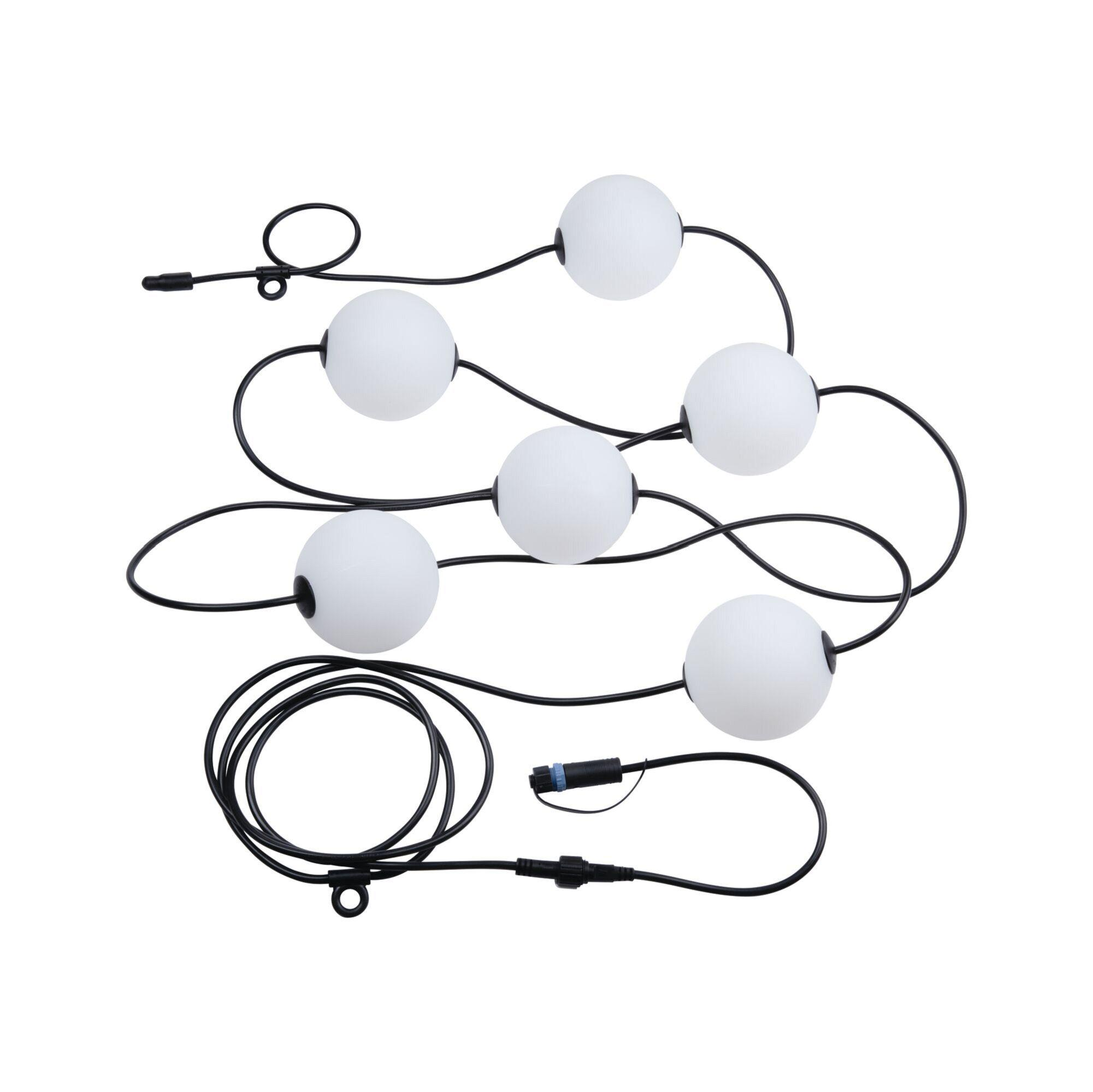 Sznur sześciu białych świateł kulistych z czarnym kablem na białym tle.