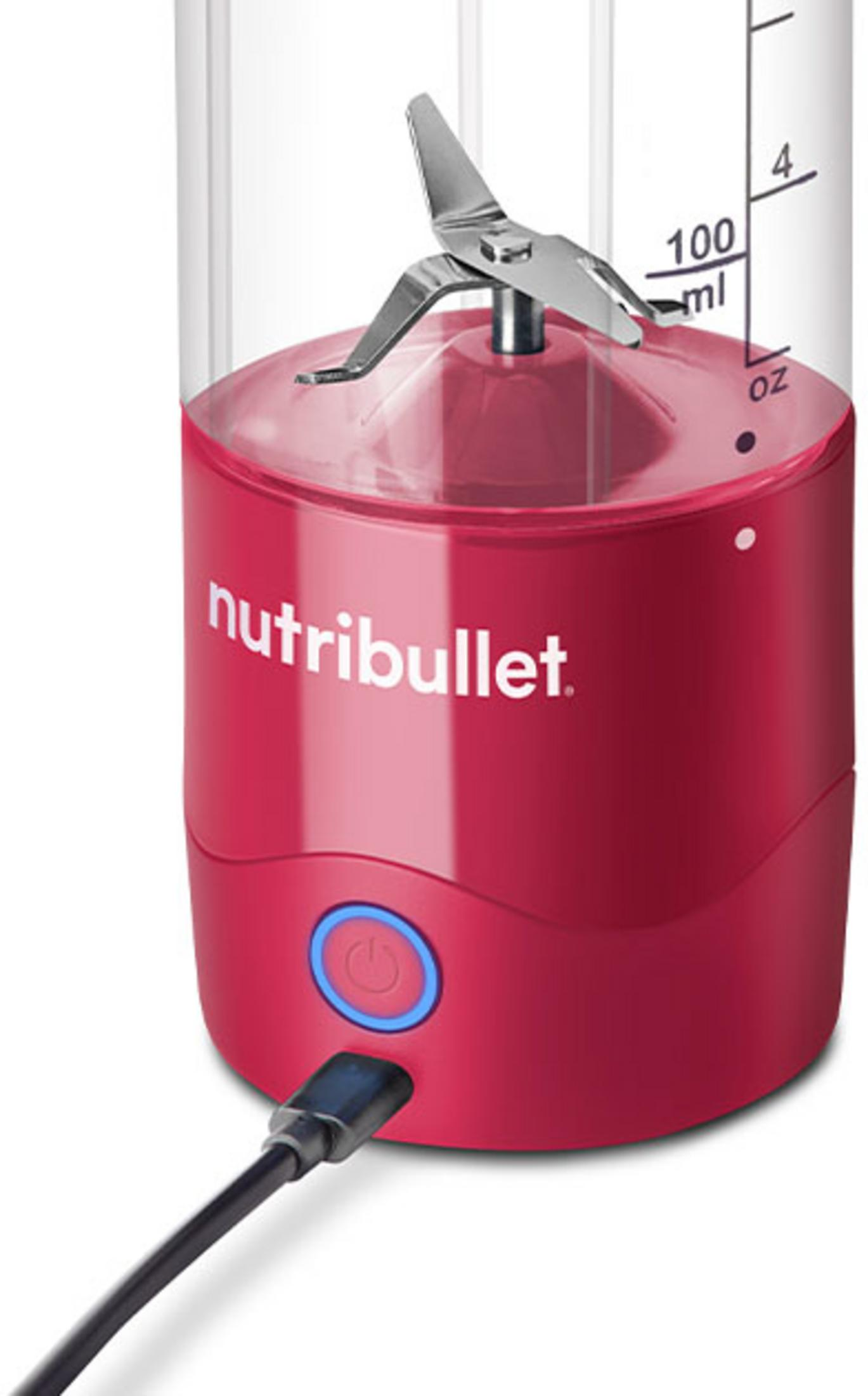 Czerwony blender Nutribullet z portem USB, skalą pomiarową i ostrzami.