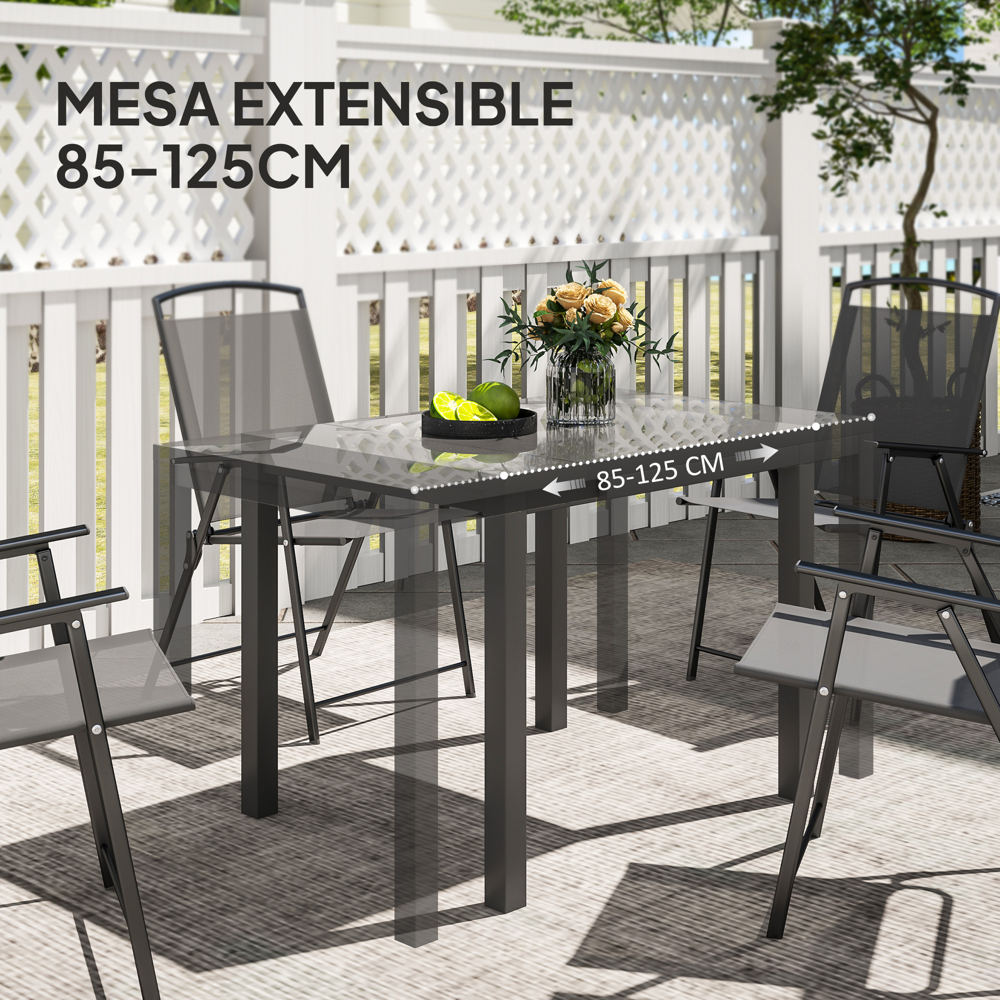 Mesa extensible de cristal con cuatro sillas en un patio exterior.