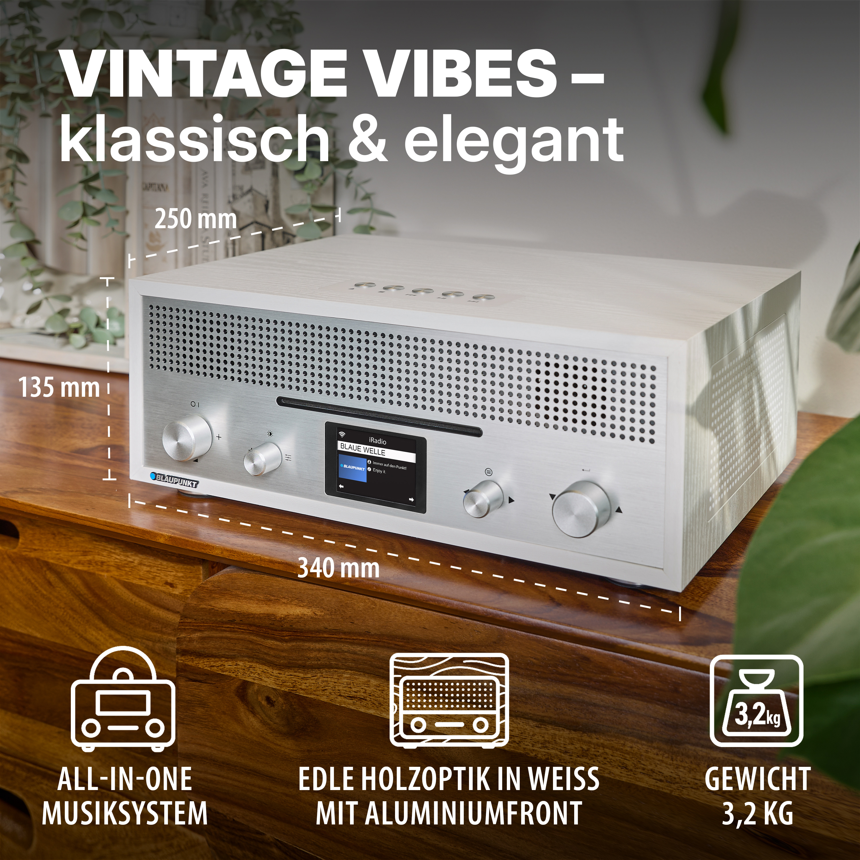 Ein weißes Holzradio mit silberner Front, Maße 34x25x13,5cm. Gewicht 3,2kg.