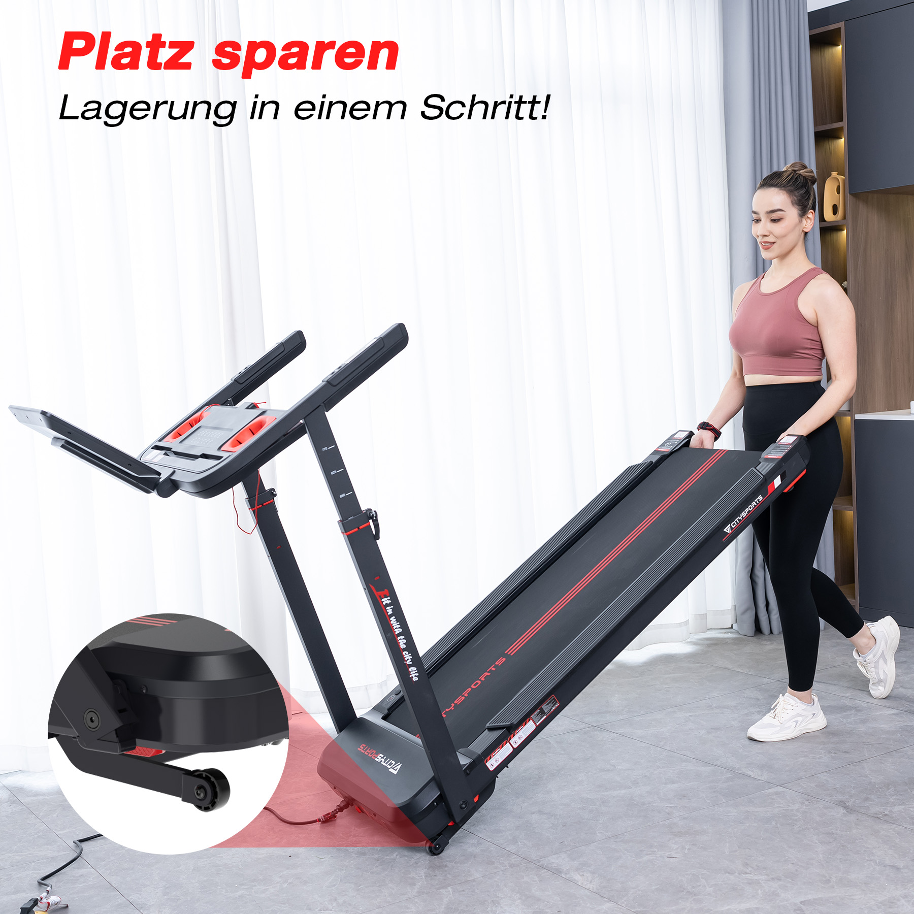 Eine Frau schiebt ein zusammenklappbares Laufband in einem Raum mit Vorhängen.