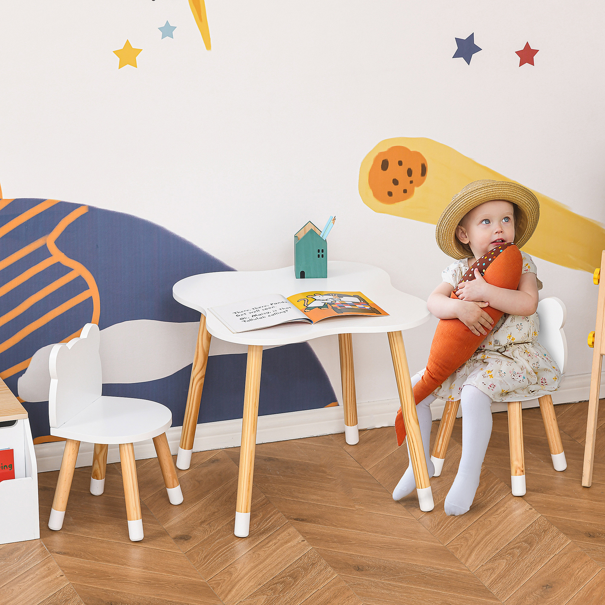 Un bambino con un cappello tiene un cuscino a carota in una stanza dei bambini.