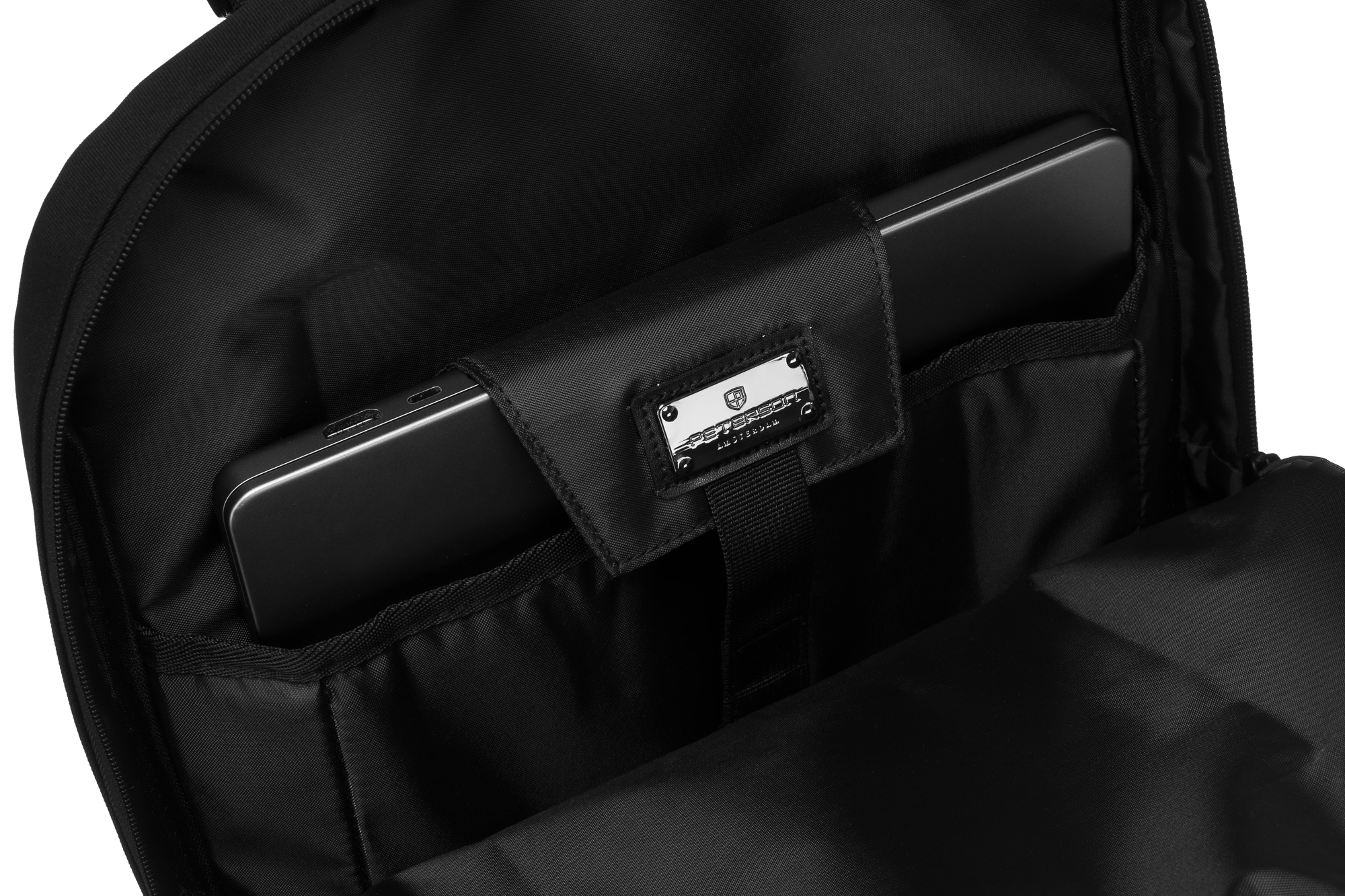 Czarny plecak z przegrodą na laptopa, w której znajduje się laptop i mała kieszeń z logo.