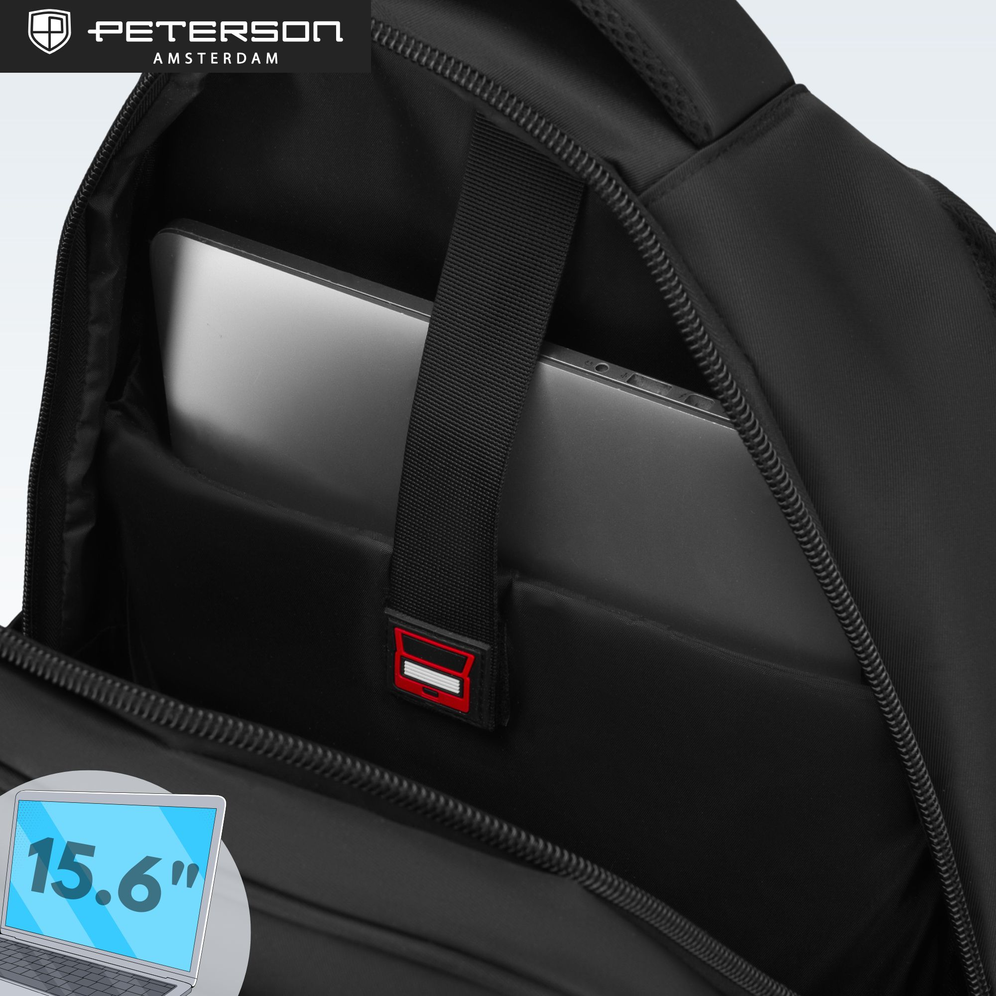 Laptop w komorze czarnego plecaka z logo Peterson.