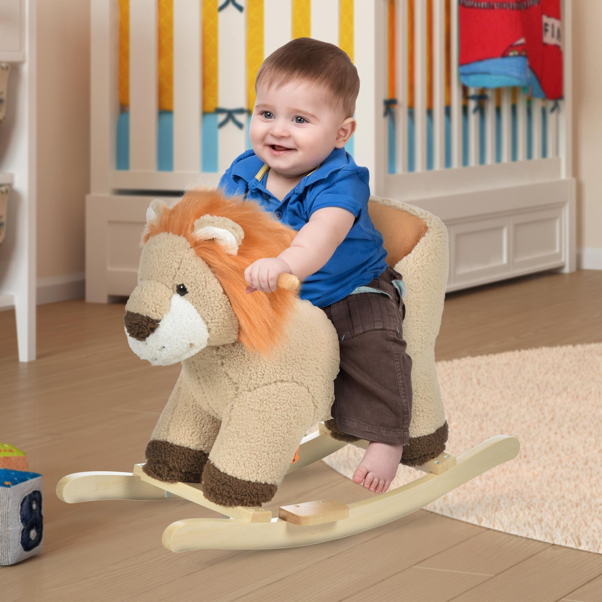 Un bebé sonriente monta un caballito de león en una habitación infantil.