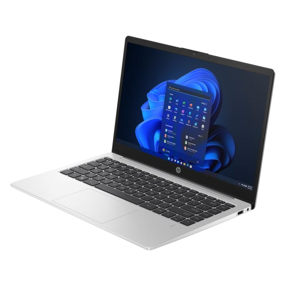 Windows 11 Başlat menüsünü gösteren açık ekranlı gümüş rengi bir dizüstü bilgisayar.