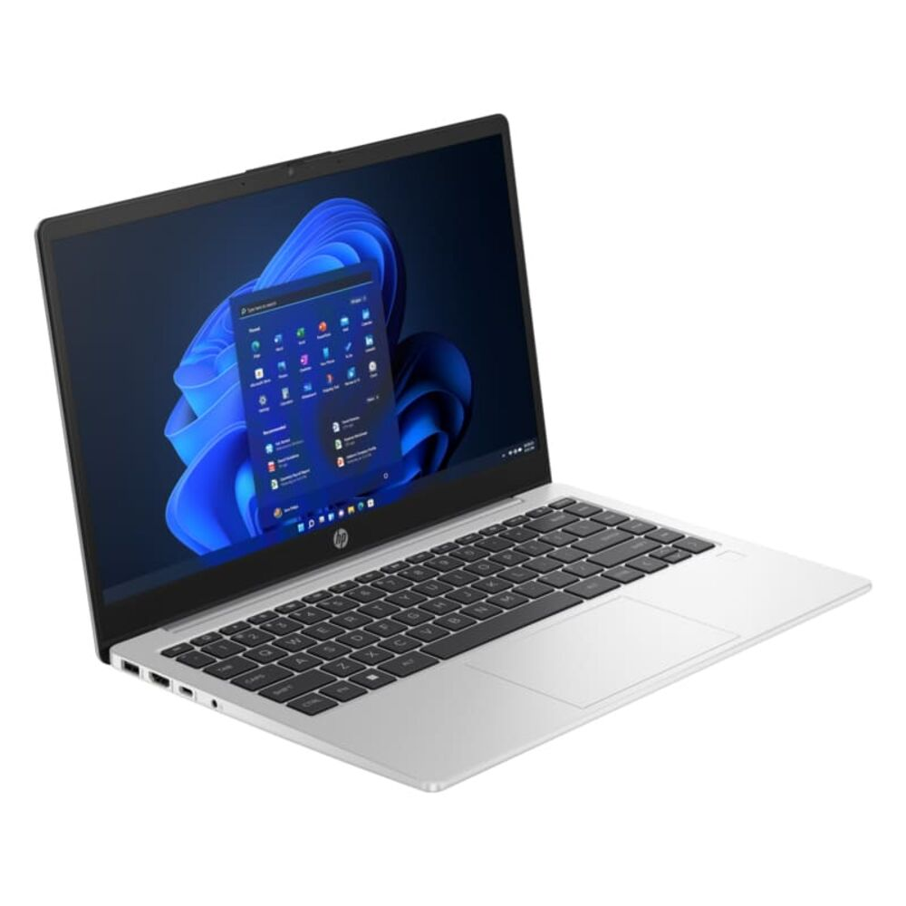 Windows 11 başlangıç menüsünü gösteren açık ekranlı gümüş renkli bir dizüstü bilgisayar.
