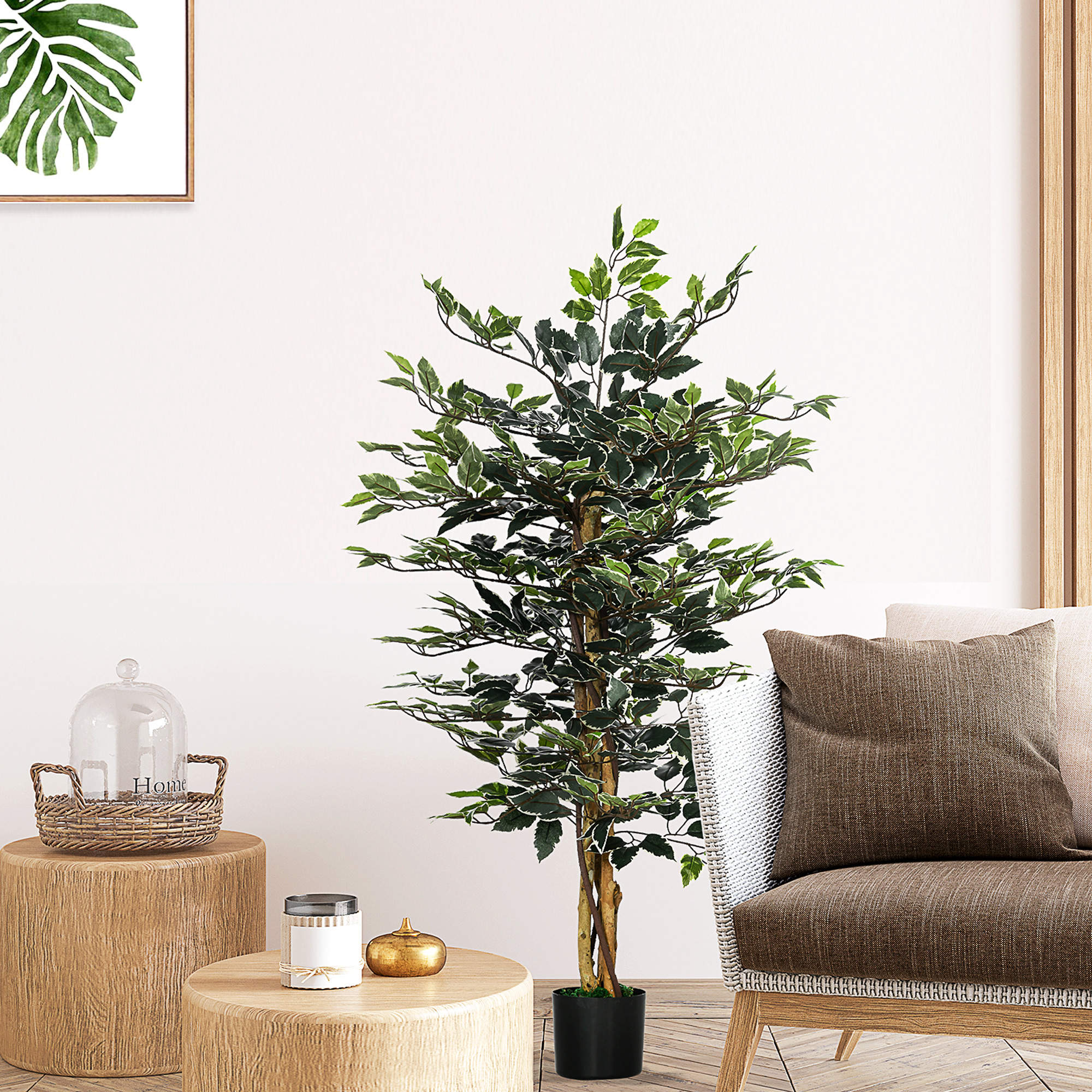 Una planta grande en maceta con hojas verdes se alza junto a un sillón y mesas de madera.
