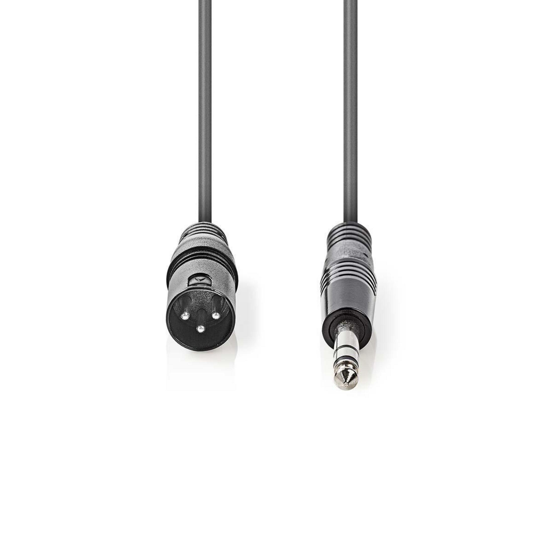 Een zwarte audiokabel met XLR en 6,3 mm jack pluggen op witte achtergrond.