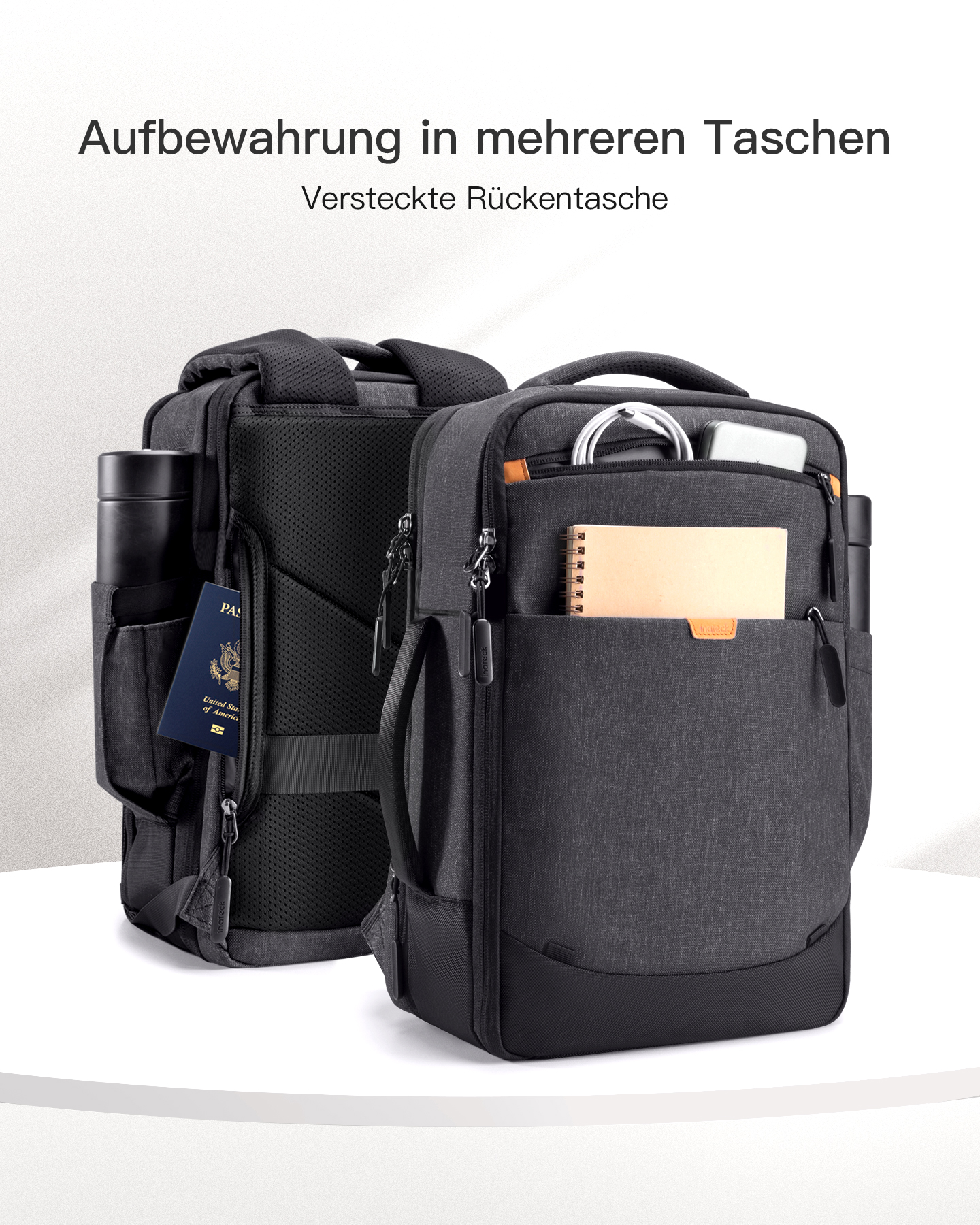 Zwei graue Rucksäcke mit Fächern für Flasche, Pass und Notizbuch.