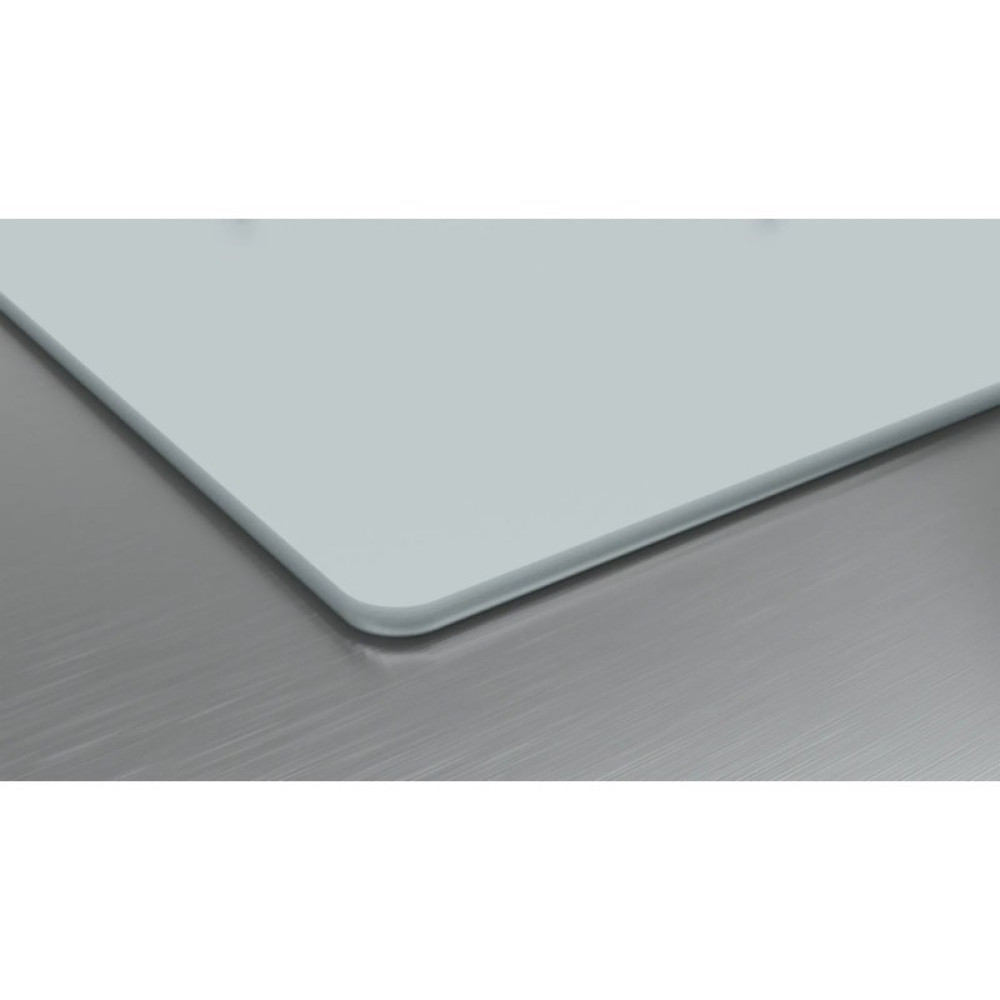 Szara powierzchnia spoczywa na szczotkowanym metalu.