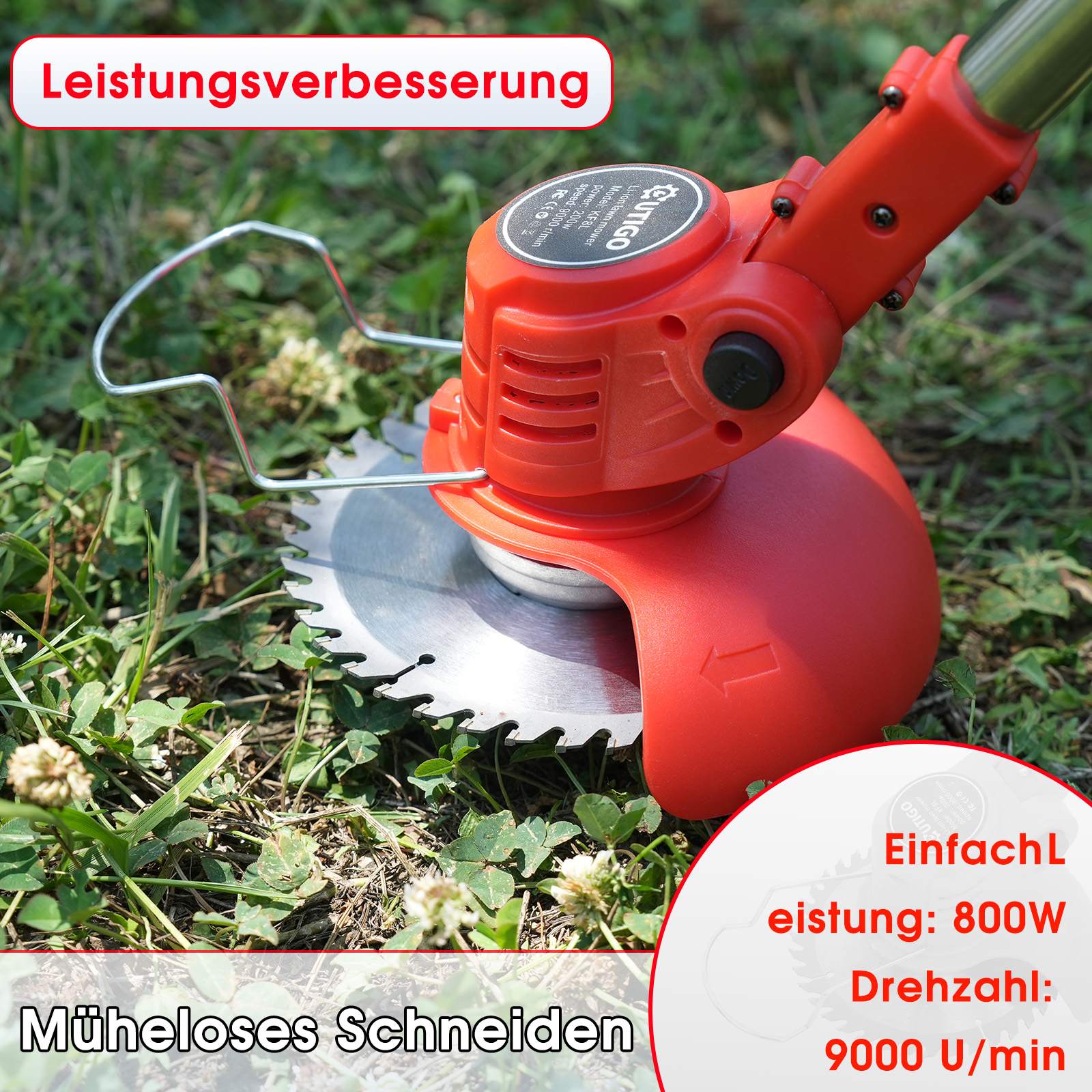 Ein roter Rasentrimmer mit Sägeblatt liegt im Gras.