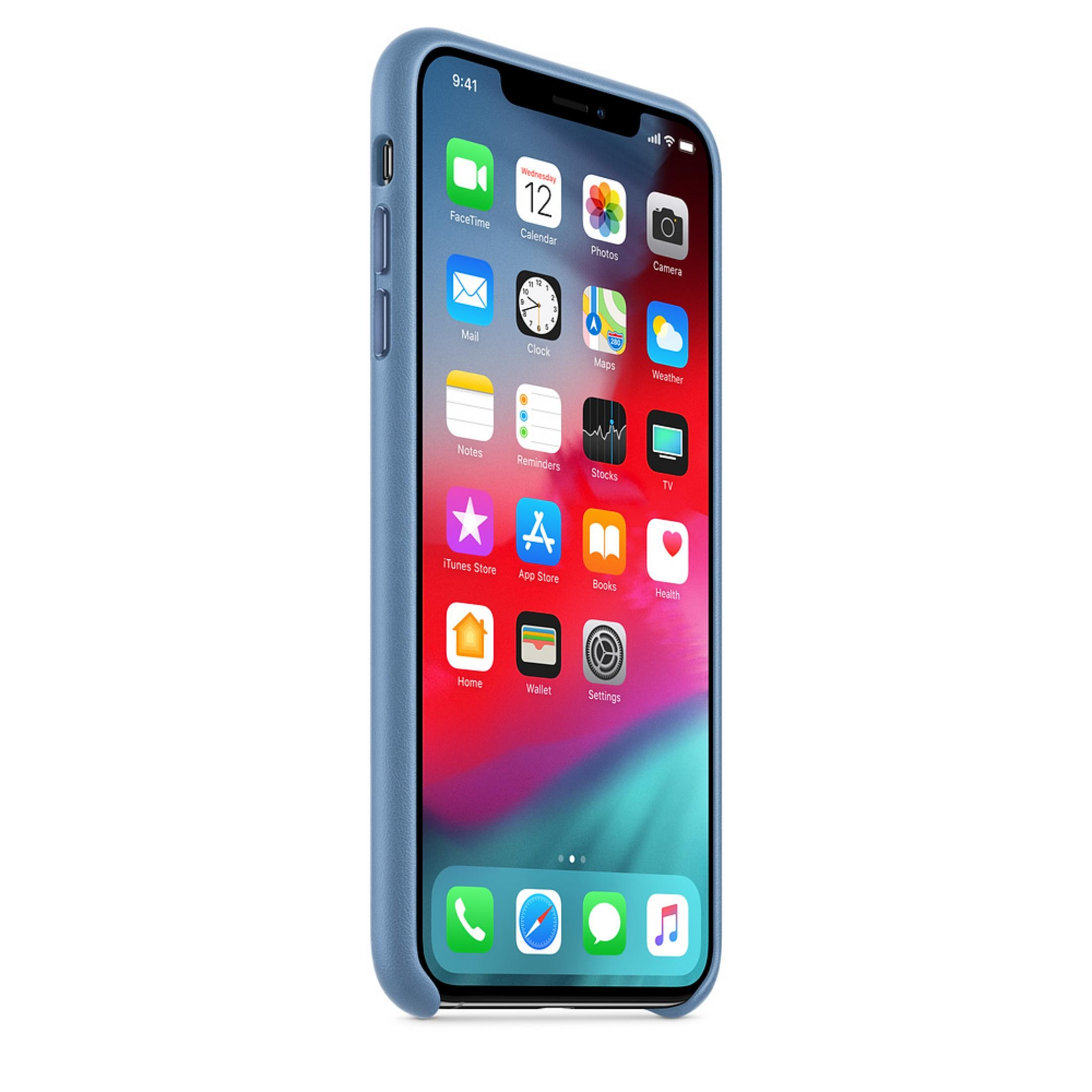Un iPhone blu con schermata home piena di app, appoggiato su una superficie bianca.