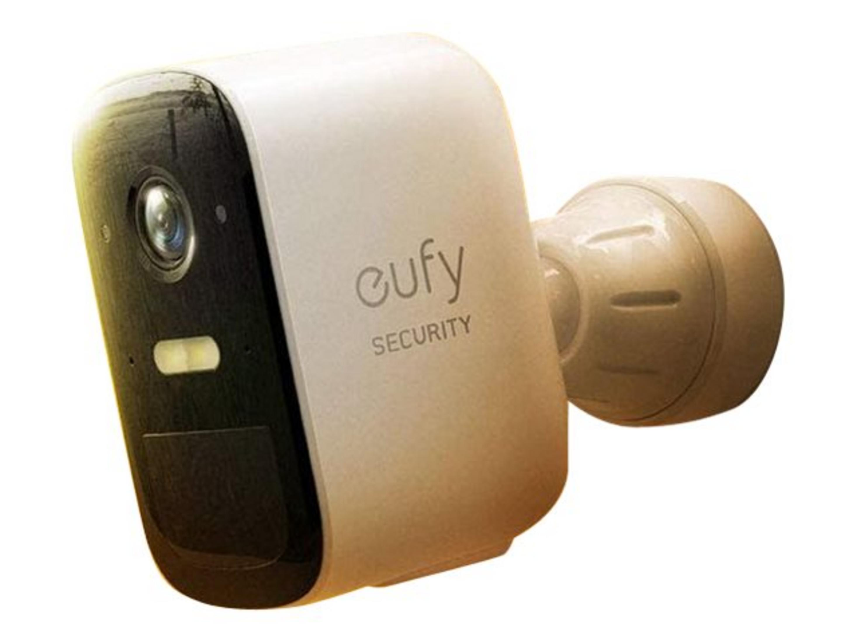 Una telecamera di sicurezza Eufy bianca con parte anteriore e lente nere.