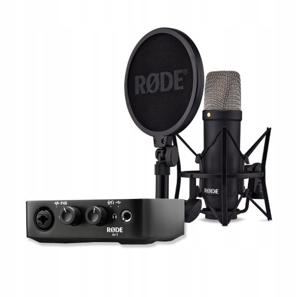 Czarny mikrofon Rode, filtr pop, uchwyt antywibracyjny i interfejs audio na białym tle.