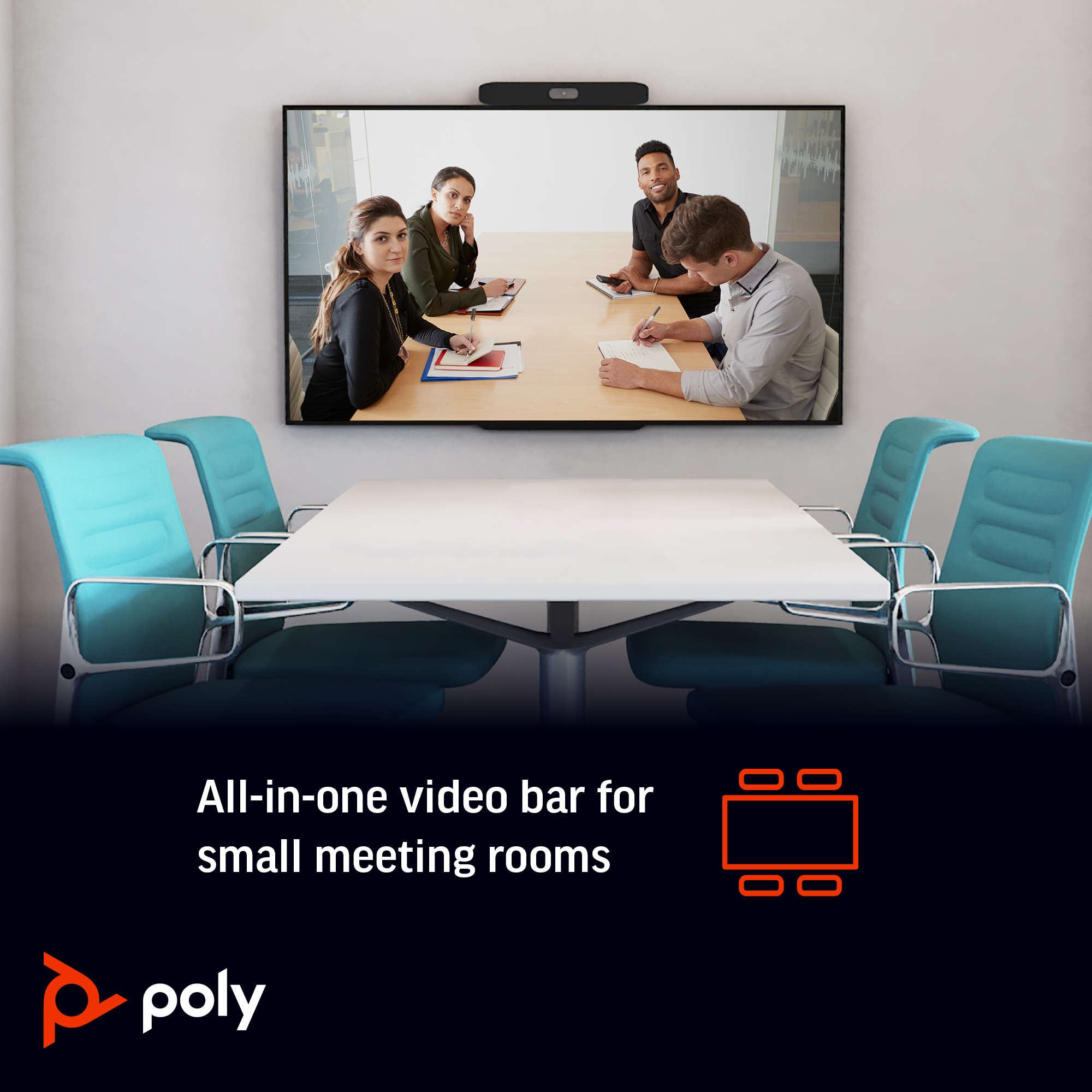 Sala riunioni con quattro persone e una soundbar video sopra lo schermo.