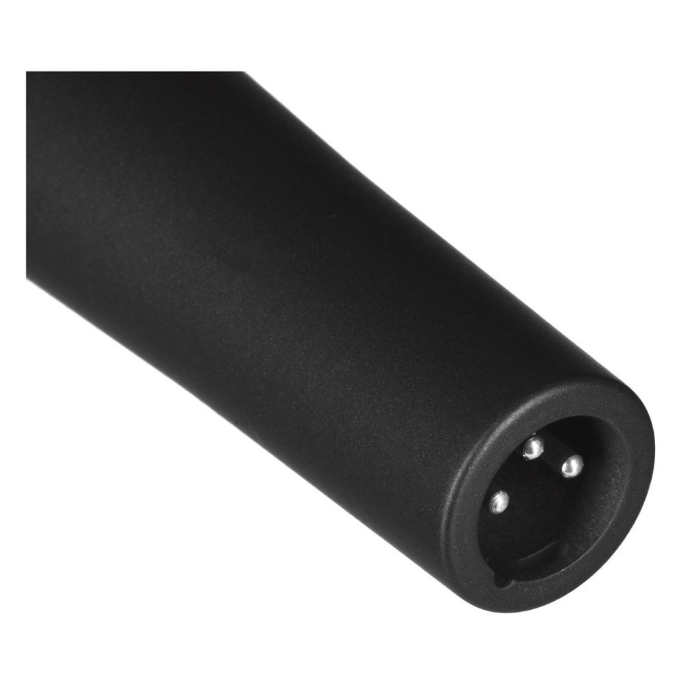 Zbliżenie czarnego złącza XLR z trzema pinami.