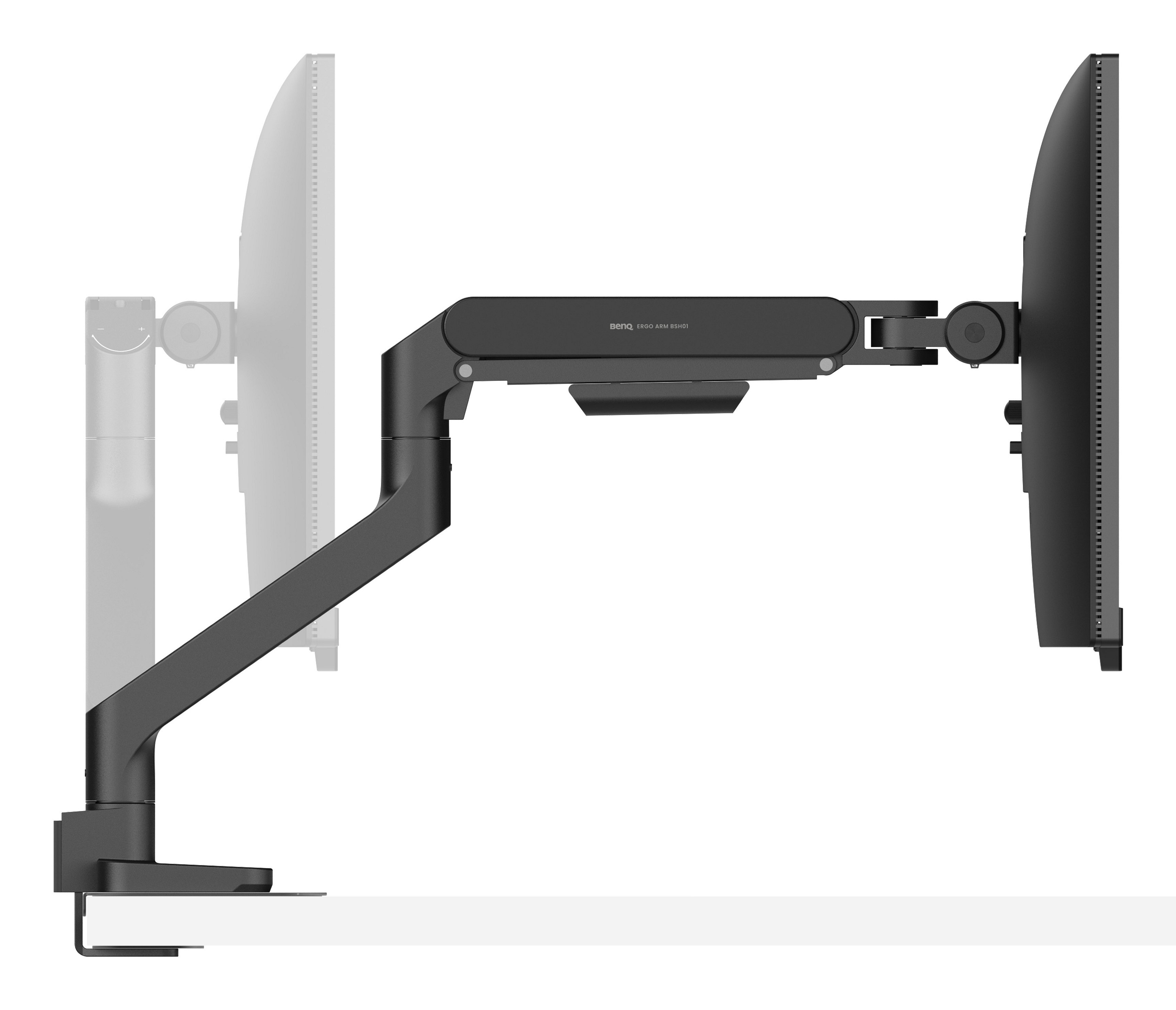 Een zwarte monitorarm houdt een monitor vast die aan een bureau is bevestigd.