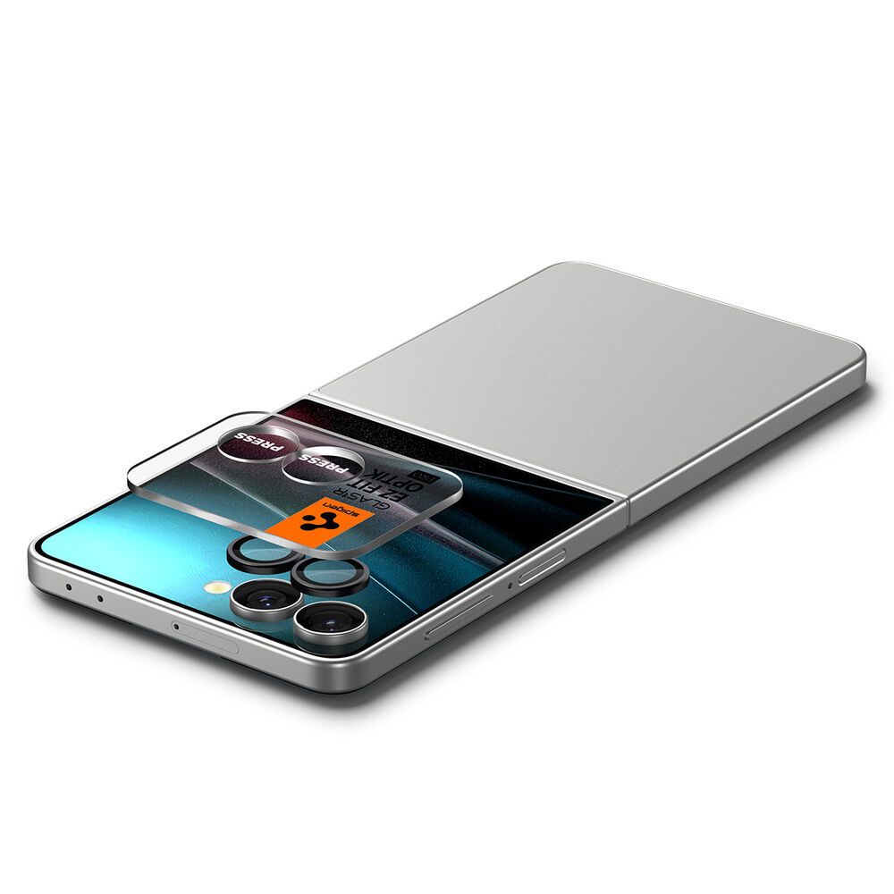 Smartphone argenté avec protecteur de module caméra en verre noir.