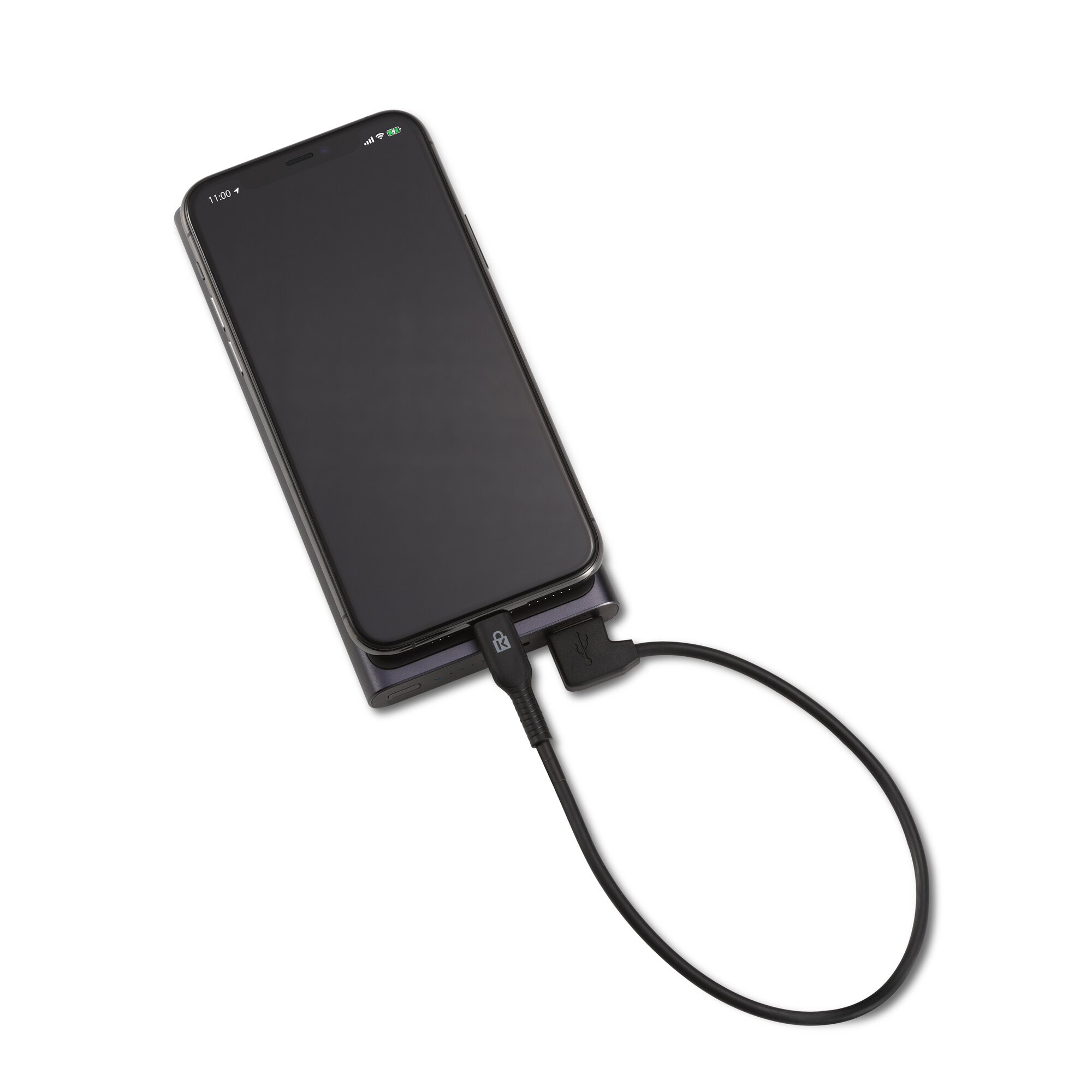 Smartfon podłączony do czarnego kabla ładującego prowadzącego do powerbanku.