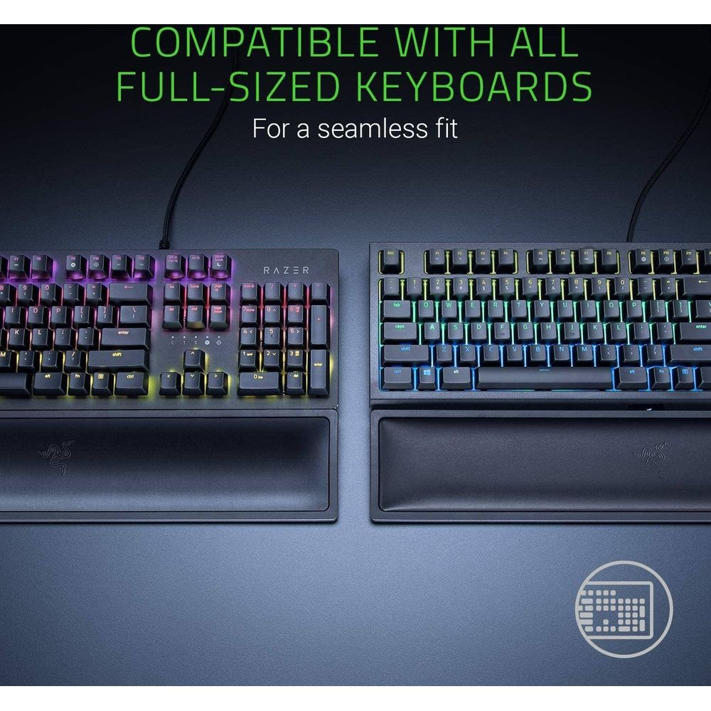 Deux claviers Razer avec éclairage RVB et repose-poignets sur fond sombre.