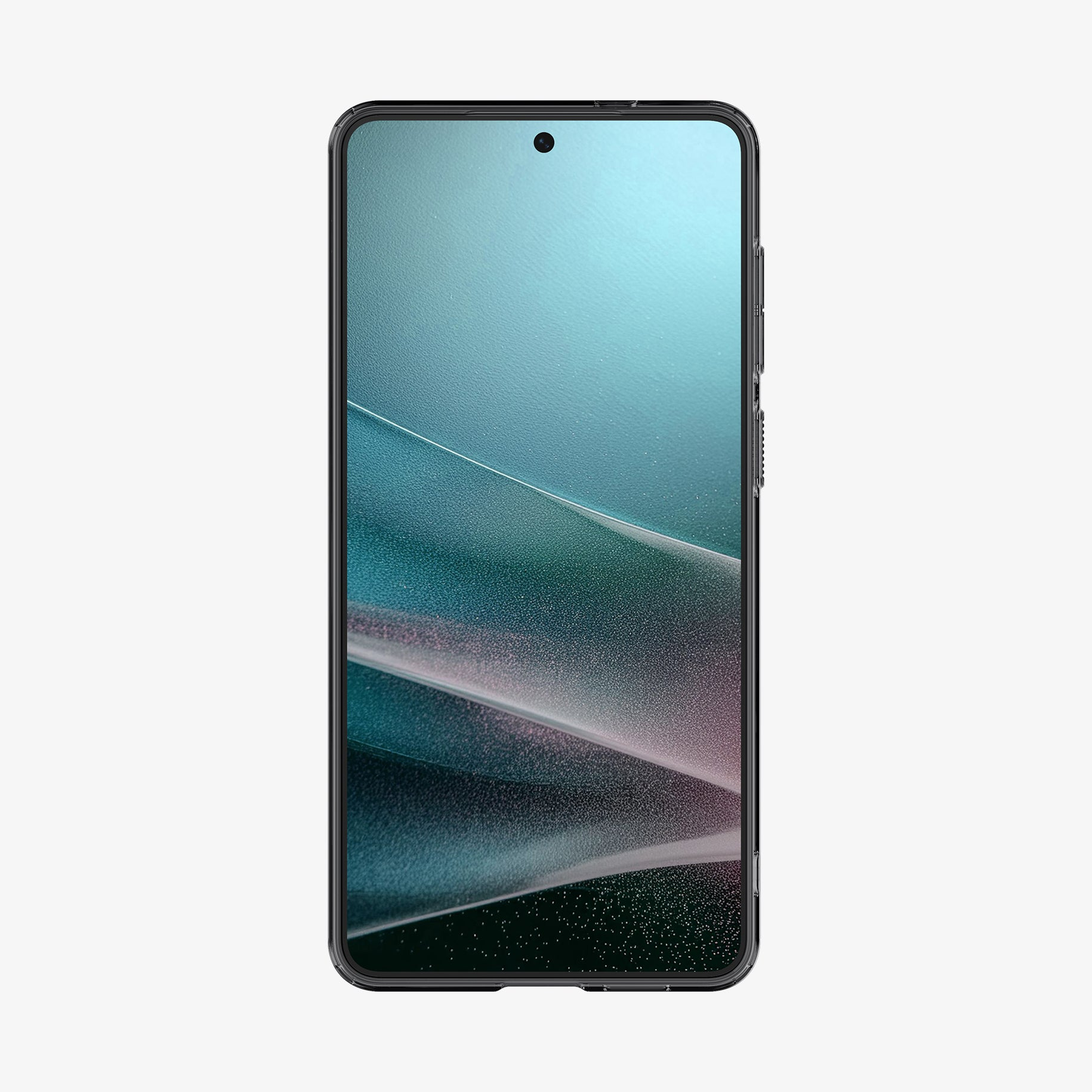 Een zwarte smartphone met een getextureerde transparante hoes toont een blauw-roze abstracte achtergrond op een witte achtergrond.