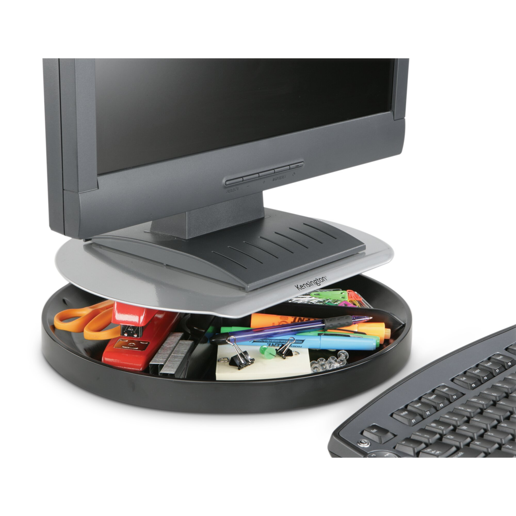 Ein Monitor steht auf einem drehbaren Organizer mit Büromaterialien.