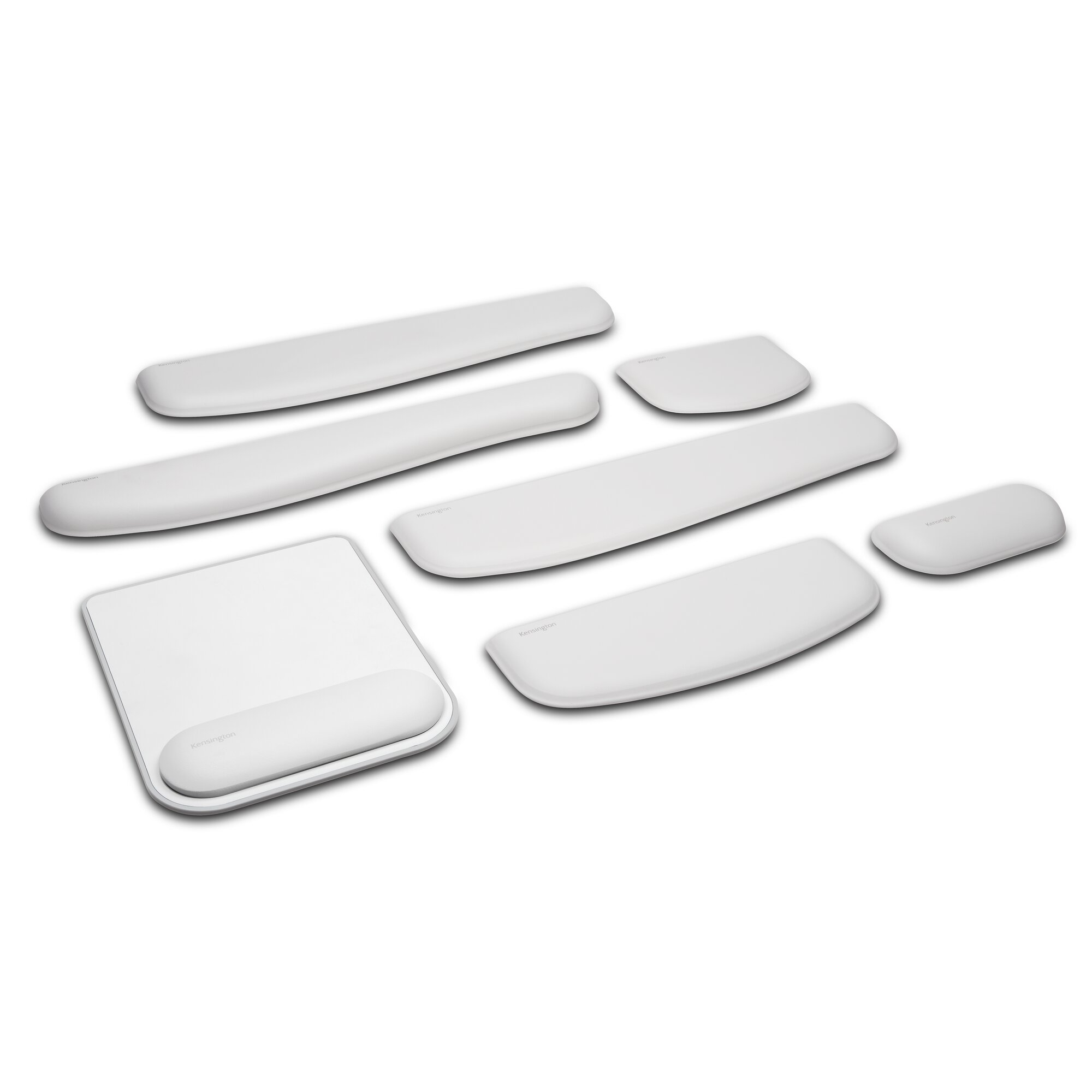 Mehrere weiße Handgelenkauflagen und eine Mausunterlage für ergonomischen Komfort.