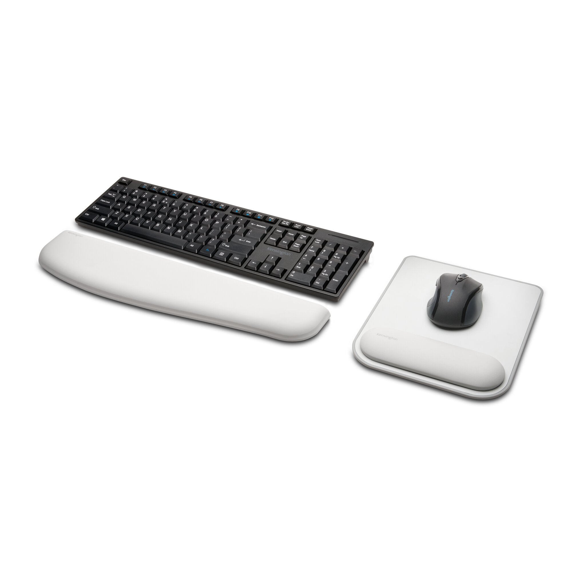 Teclado negro, reposamuñecas blanco y ratón sobre base blanca.