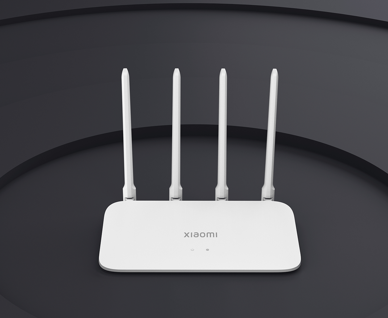 Biały router Xiaomi z czterema antenami na ciemnym tle.