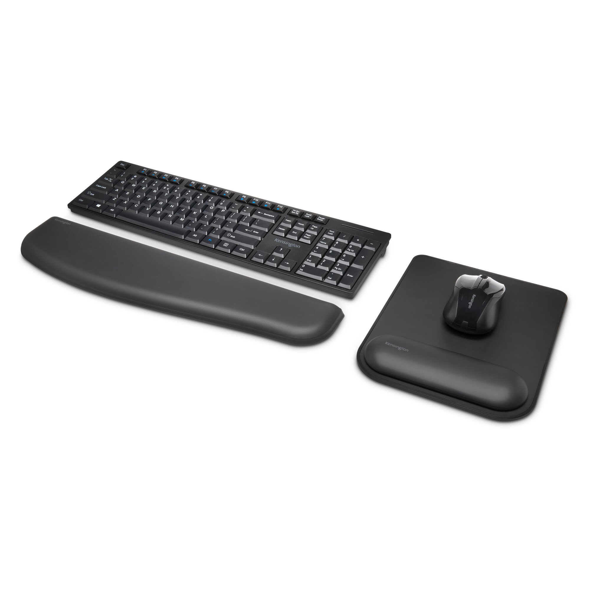Teclado, reposamuñecas y ratón negros sobre alfombrilla.