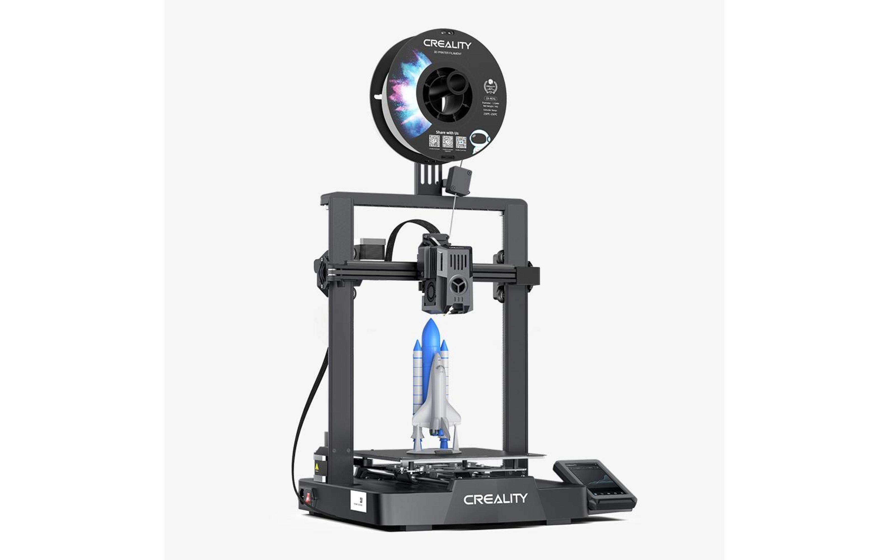 Drukarka 3D z modelem statku kosmicznego i szpulą filamentu.