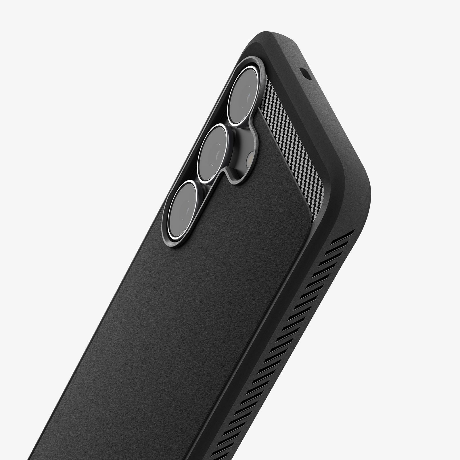Een zwarte telefoonhoes met drie cameralenzen en koolstofvezelpatroon.