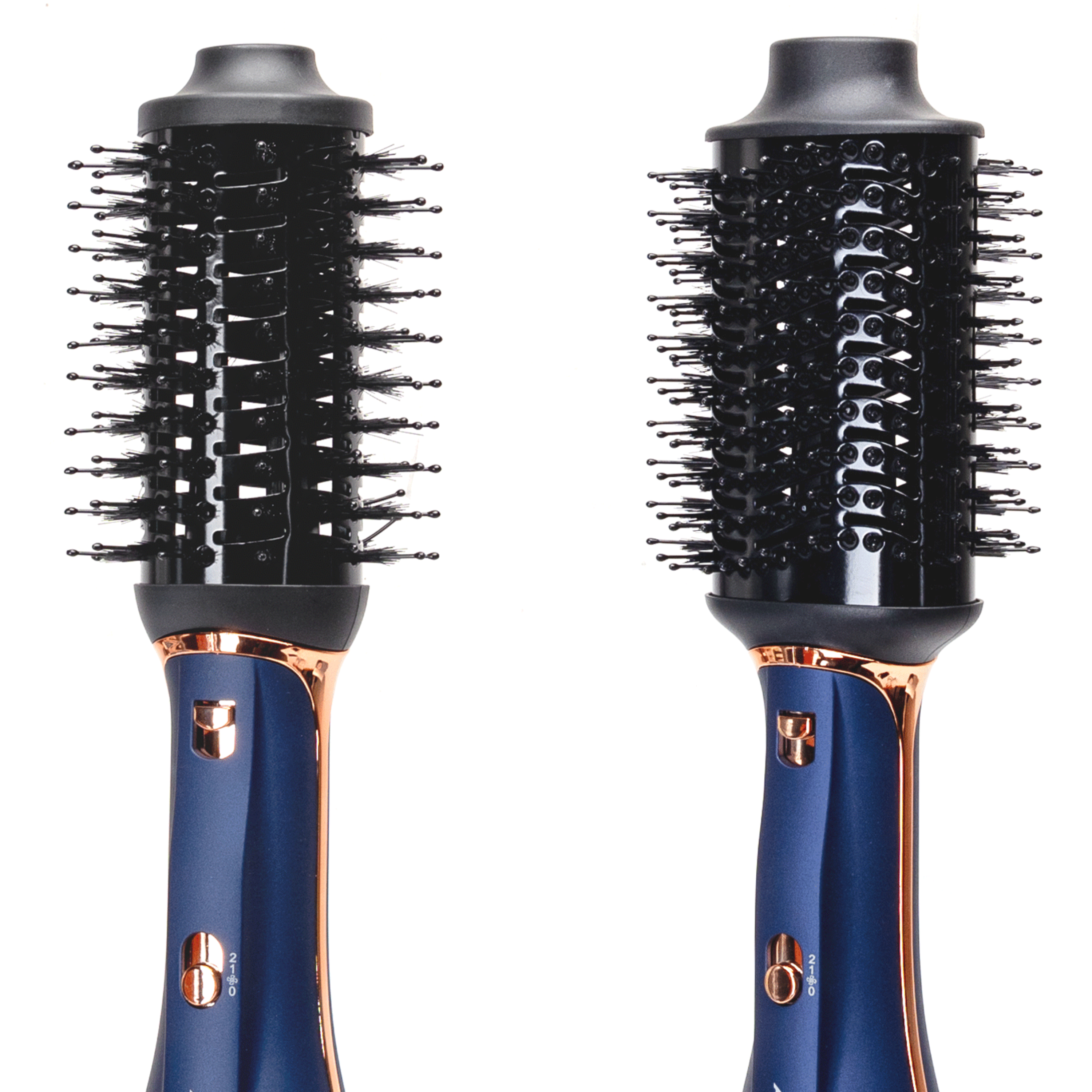 Dwa niebieskie szczotki do włosów ze złotymi akcentami i czarnym włosiem.