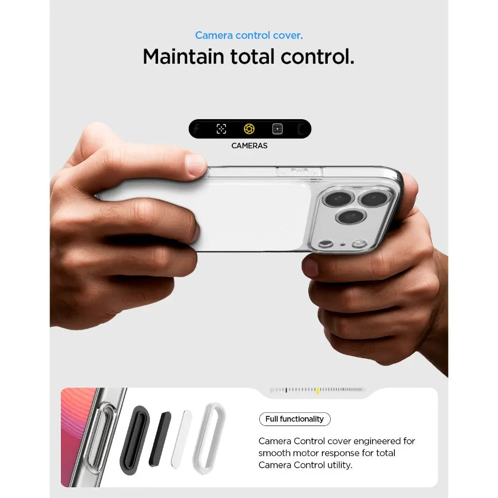 Mani che tengono uno smartphone con copriobiettivo per fotocamera.