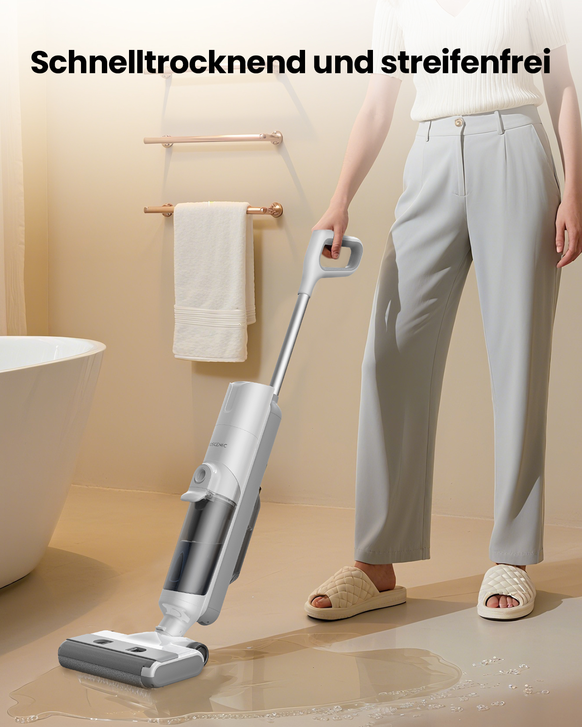 Person wischt nassen Badezimmerboden mit einem Nass-/Trockensauger.