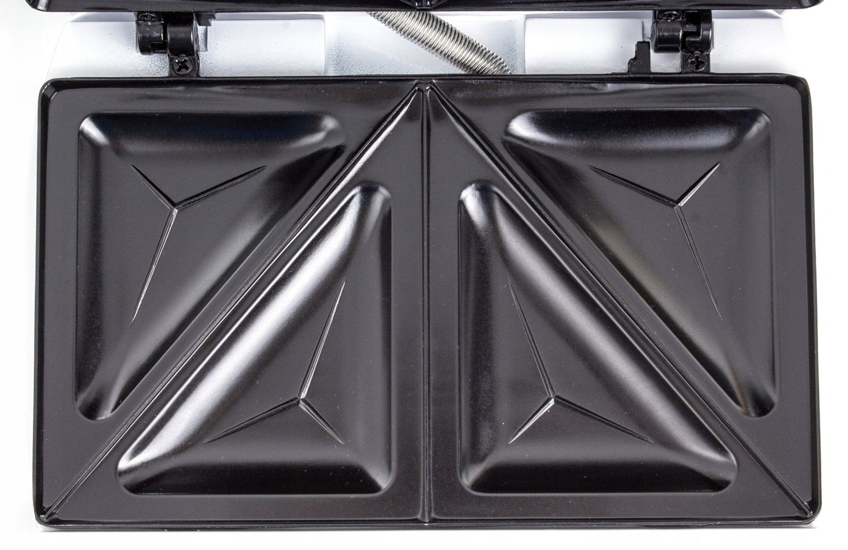 Zamknięty czarny opiekacz do kanapek z trójkątnymi płytami grzewczymi.