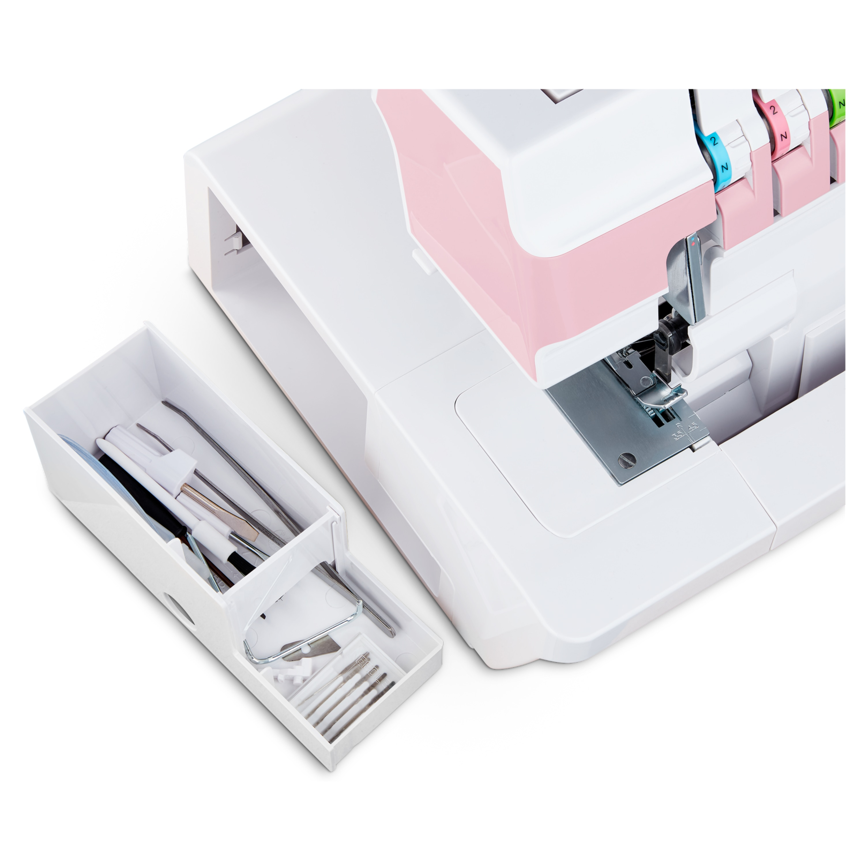 Biała maszyna do szycia z różowymi akcentami i szufladą na akcesoria.