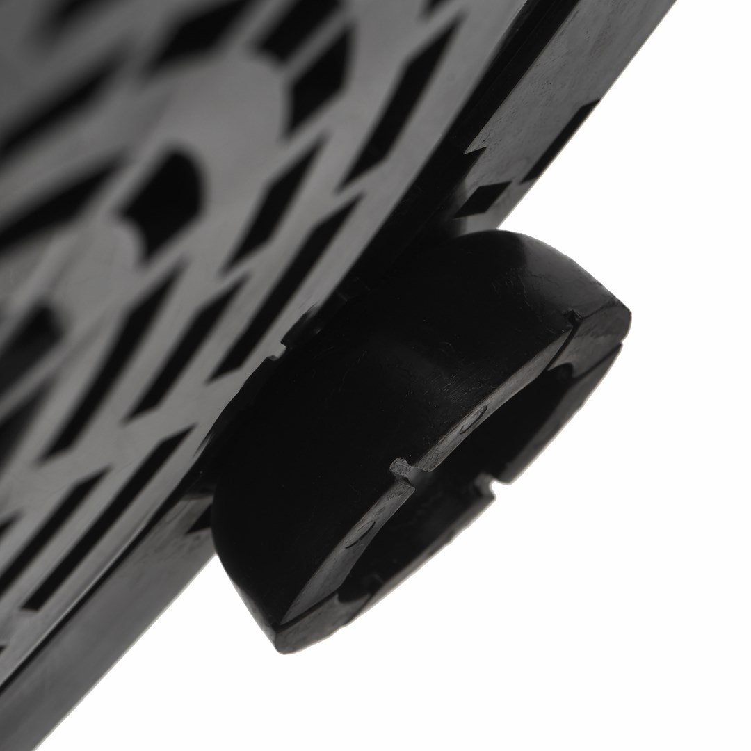 Zbliżenie czarnego krzesła z tworzywa sztucznego z kratownicą i zaokrągloną nogą.