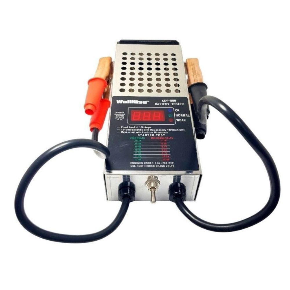 Dijital ekranlı, kırmızı ve siyah kıskaçlı dijital akü test cihazı.