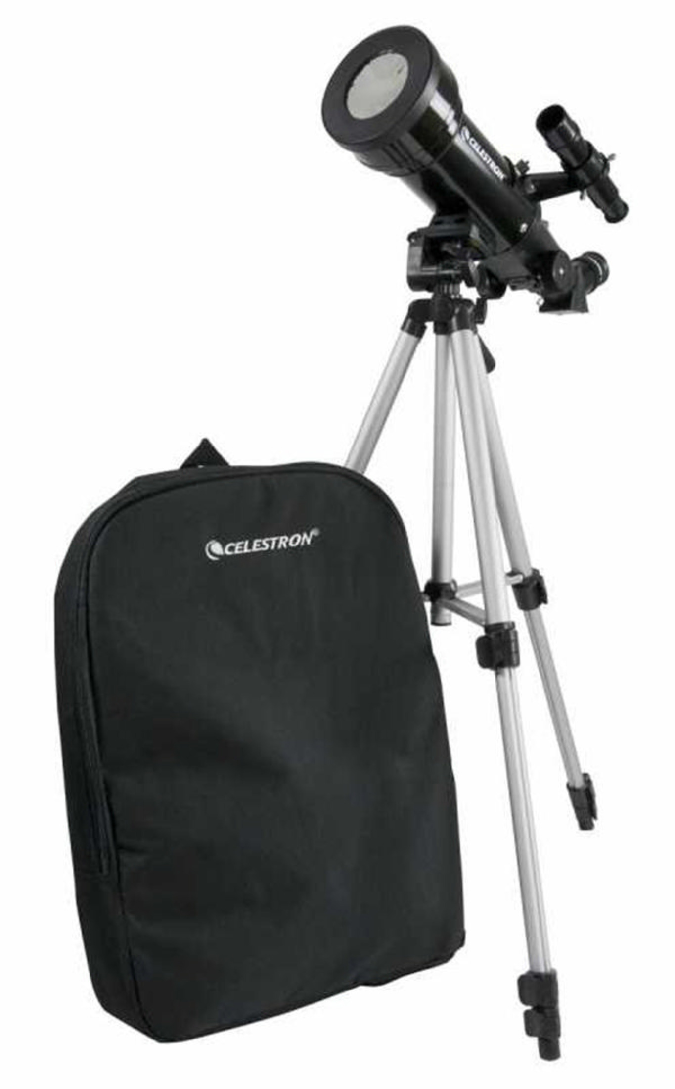 Un telescopio nero con treppiede e borsa da trasporto su sfondo bianco.