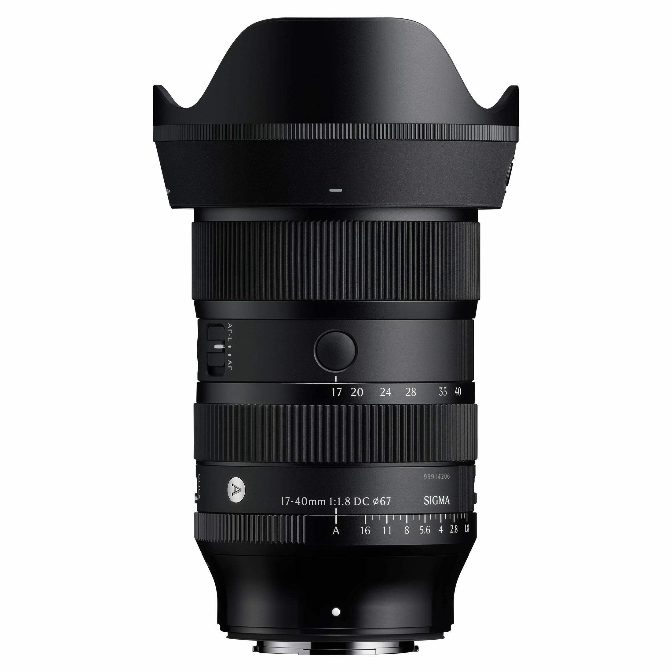 Ein schwarzes Sigma 17-40mm f/1.8 DC Objektiv mit Fokusring und Blendenring.