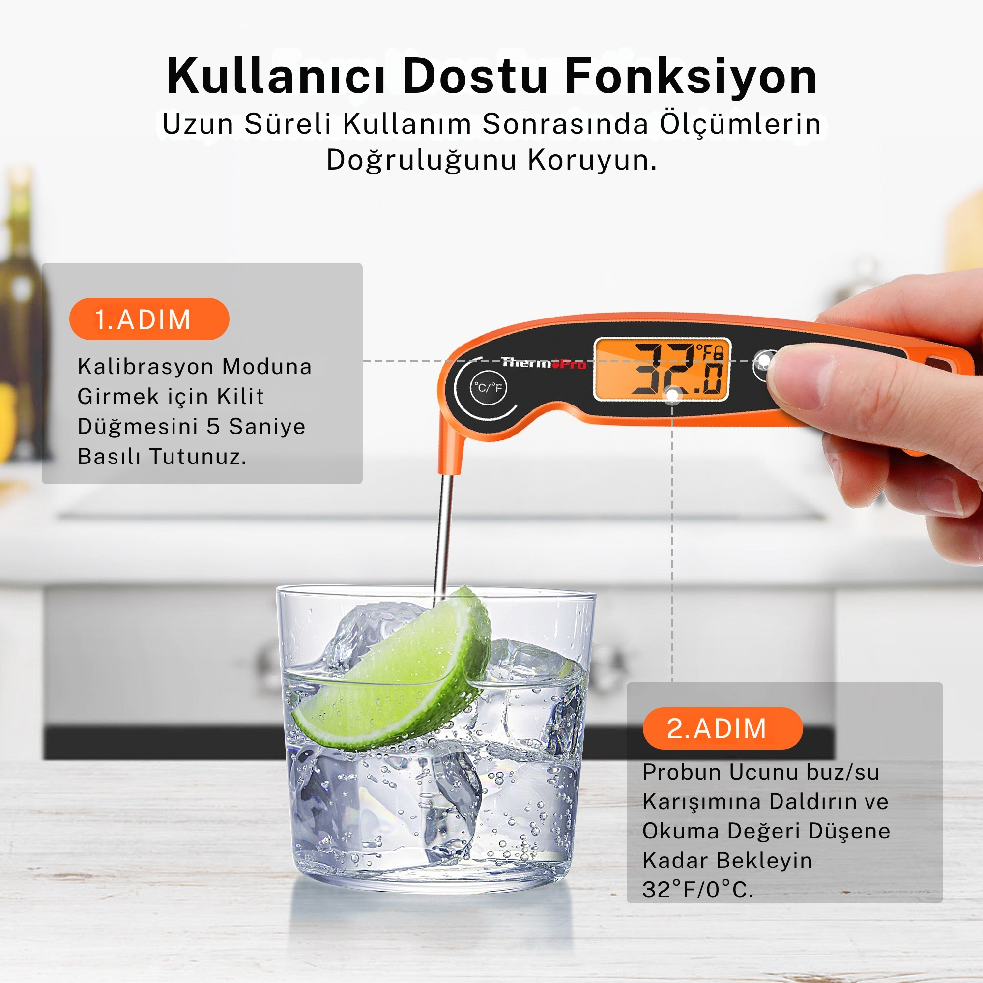 Turuncu dijital termometre, bir bardak buzlu su içinde 32°F/0°C gösteriyor.