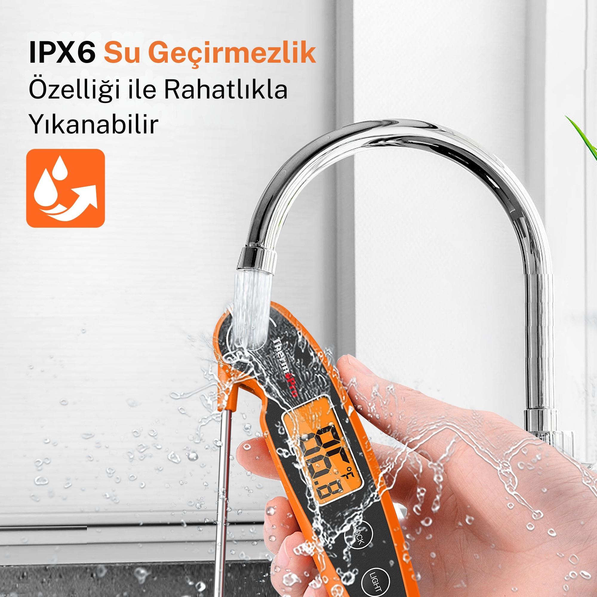 Bir el, akan suyun altında turuncu bir termometre tutuyor.