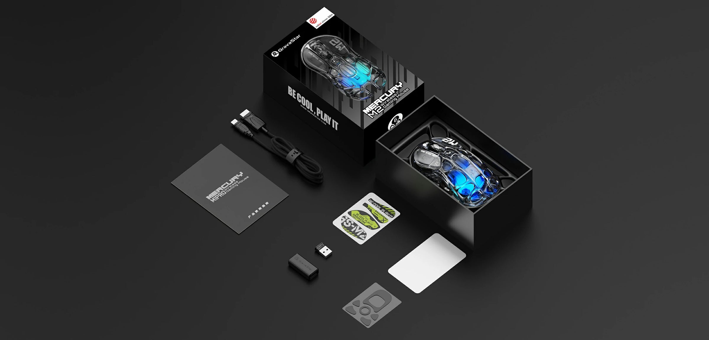 Mysz gamingowa z niebieskim podświetleniem, kablem, donglem i instrukcją na czarnym tle.