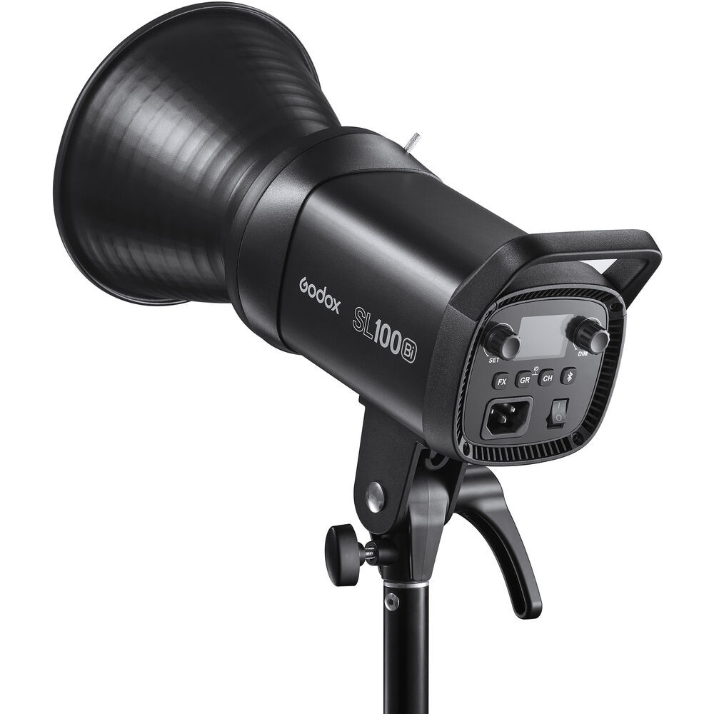 Une tête de lumière Godox SL100B noire avec réflecteur montée sur un trépied.